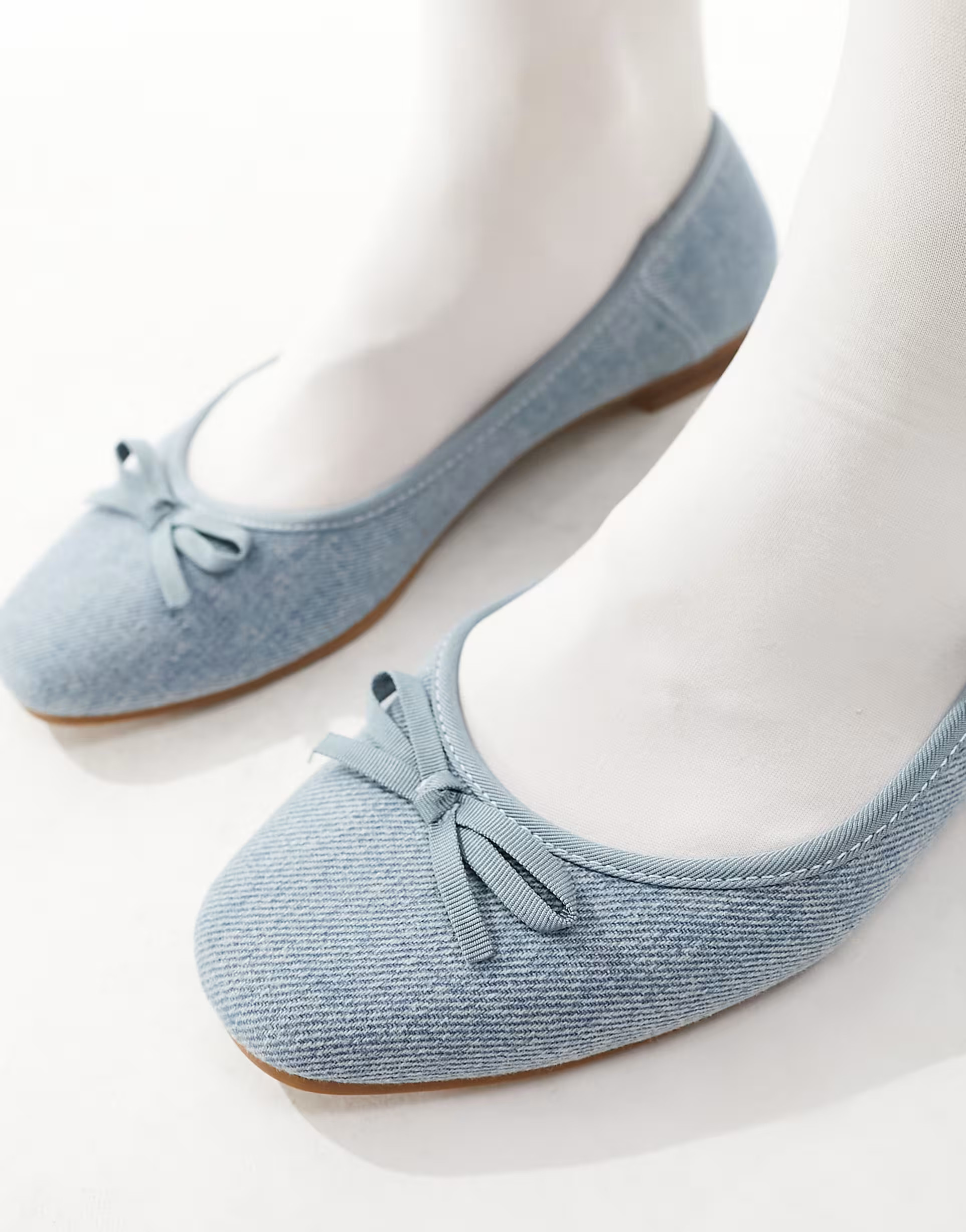 ASOS DESIGN Wide Fit – Lullaby – Schlichte Ballerinas in Jeansblau mit Schleife, weite Passfo... | ASOS (Global)