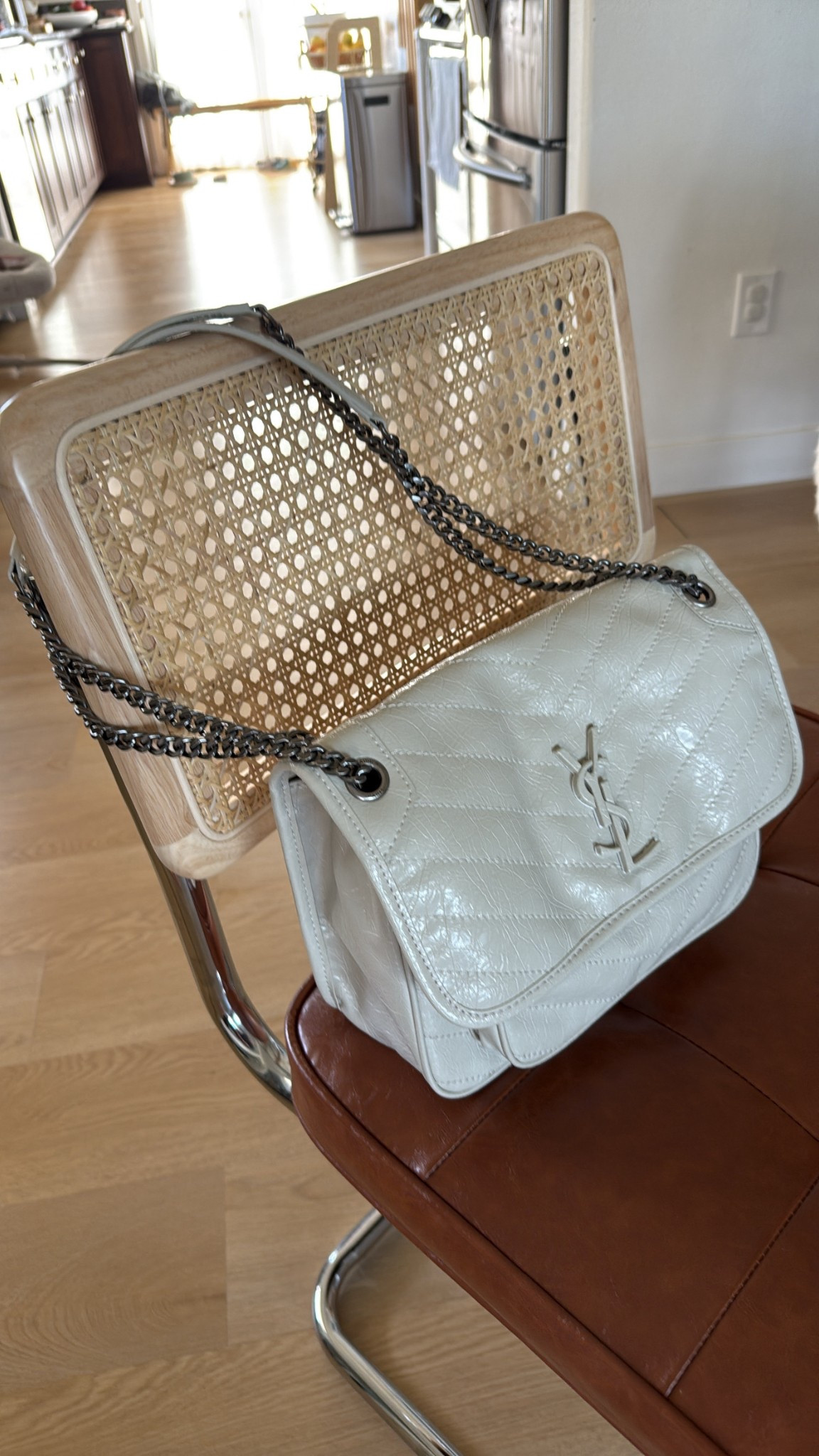 White 28cm 
Picture has logo hidden, but will arrive like mine ◡̈ 