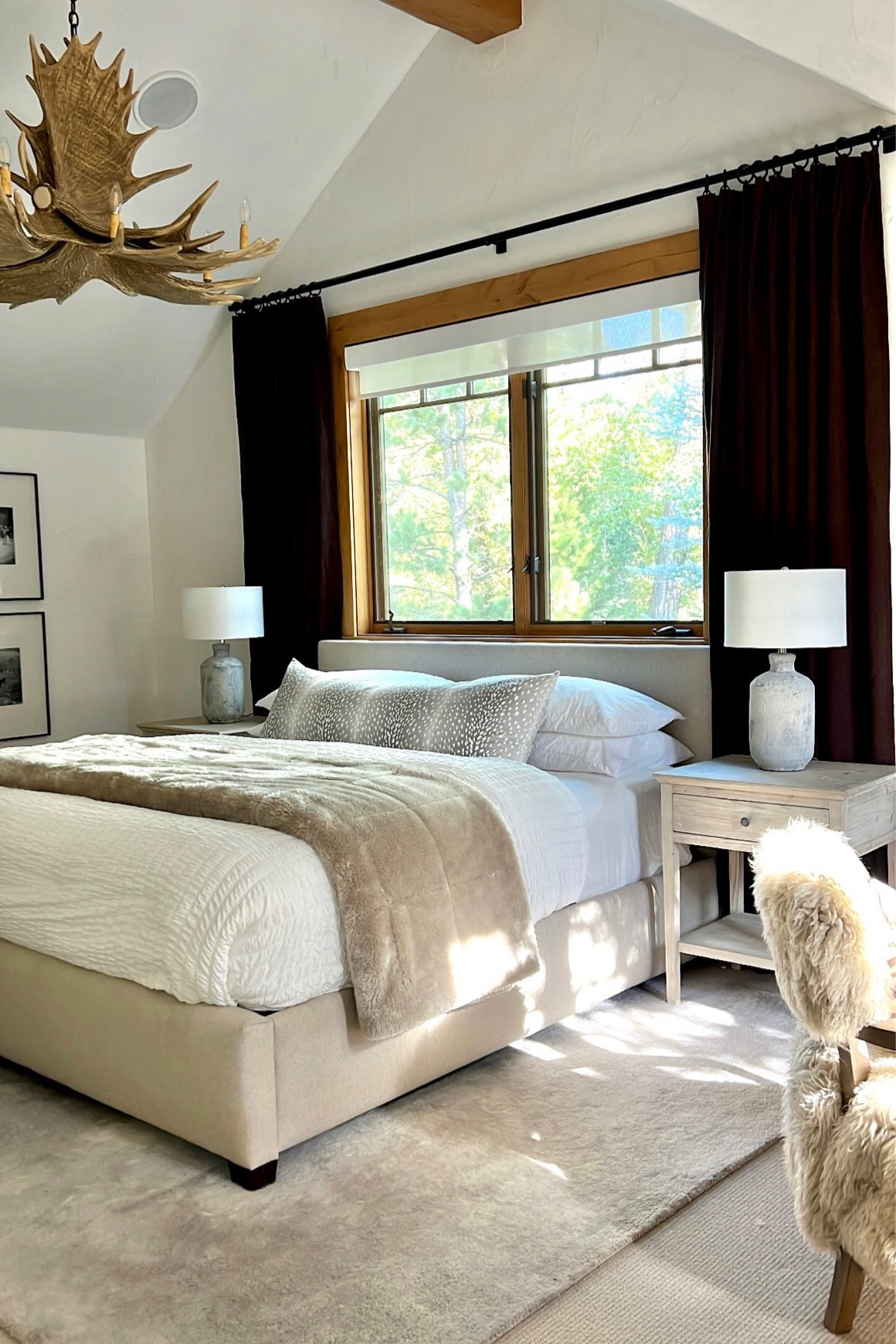 Make your bed like an interior designer!

Mountain modern, masculine and feminine primary bedroom, king bed, bedroom rug, nightstands, curtains, table lamps, antelope, bedding, Colorado, fur chair, interior design, home, home decor, bedroom furniture, transitional decor, Shannon Russo Interiors

#LTKhome #LTKunder100