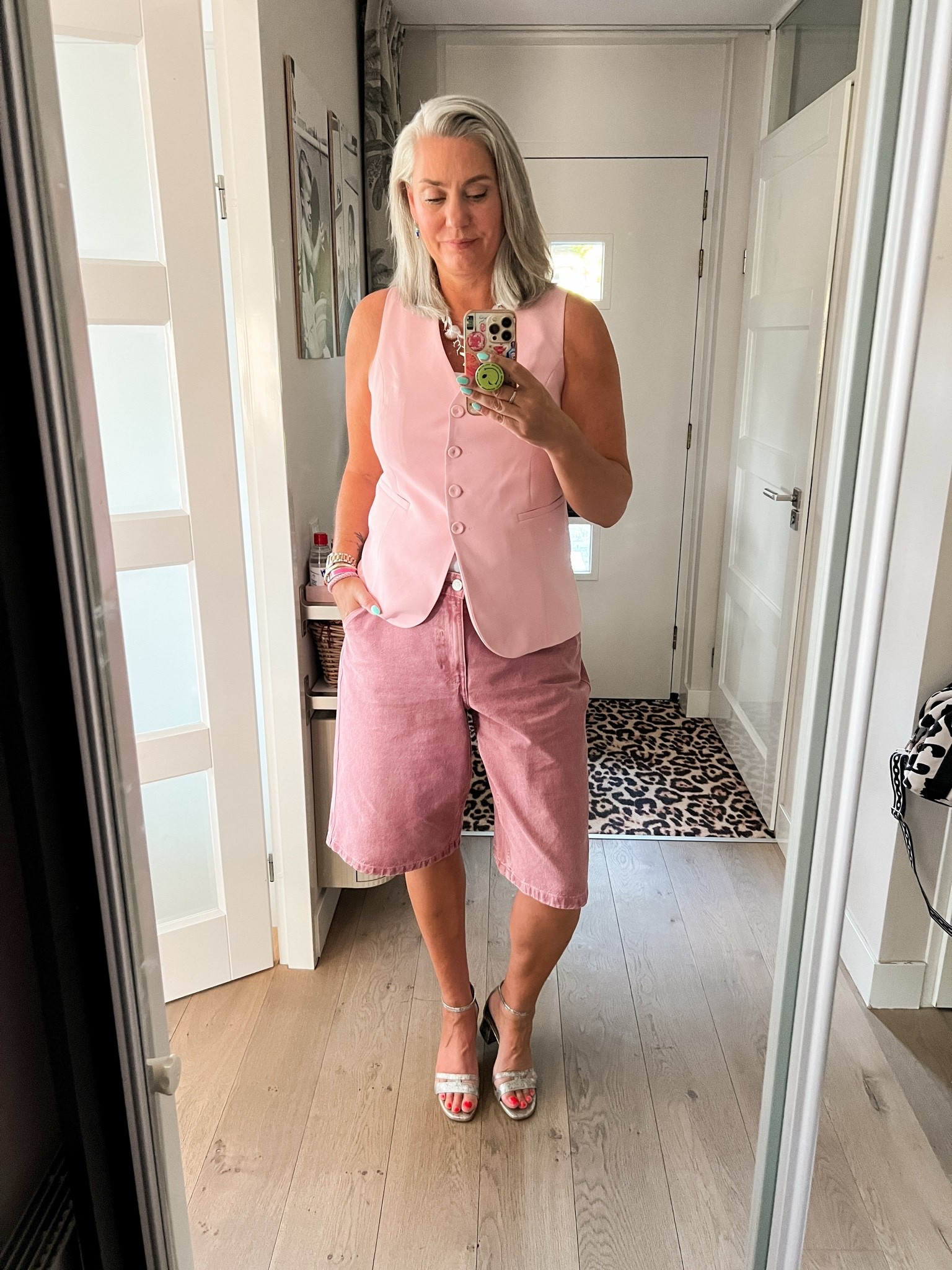 OOTD - Maandag. Oudroze Jorts (Bershka, 42) met daarop een witte tanktop en een roze gilet (MS Mode, 44), de ketting is van Bijou Brigitte. De metallic sandaaltjes met blokhak zijn oudjes van Noë.

#LTKnederlands #LTKeurope #LTKsummer