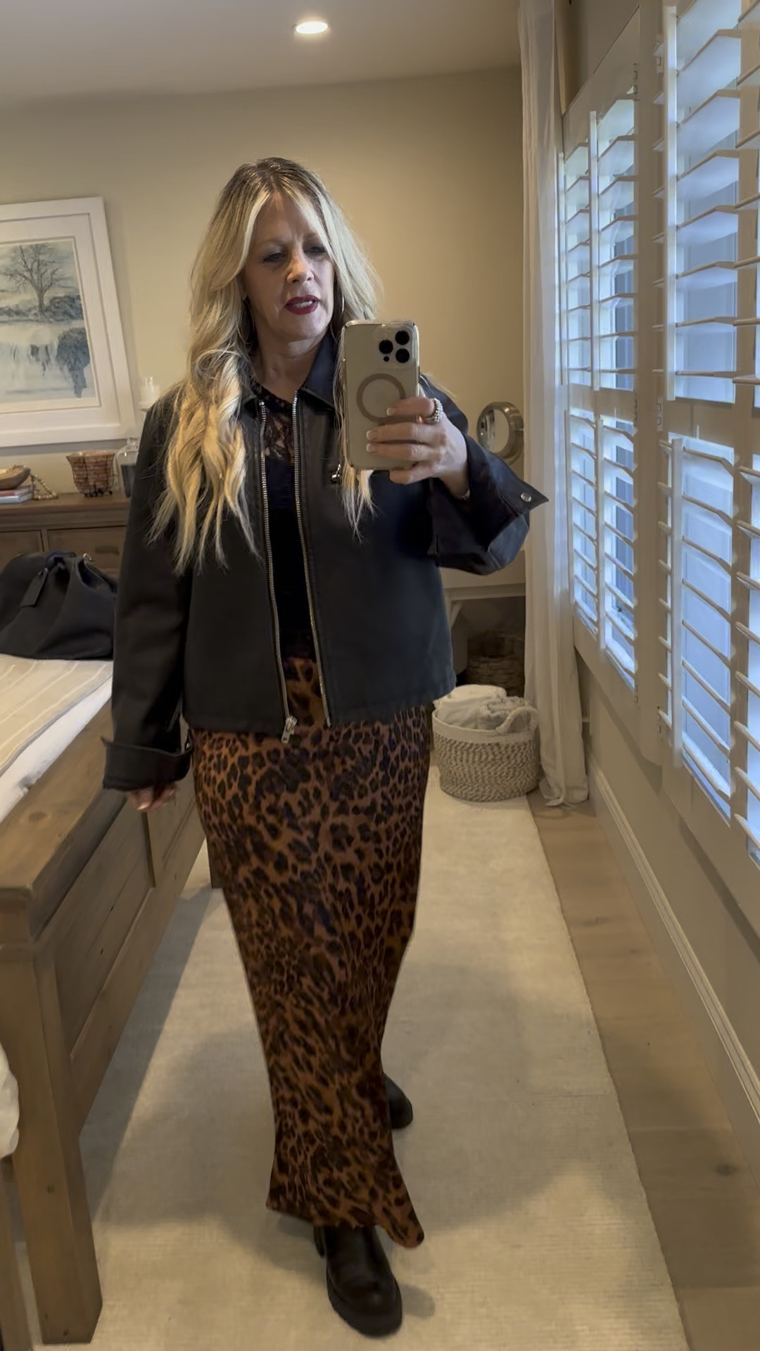 Not quite what I’d thought I’d be wearing today, but nontheless loving this outfit. Can’t go wrong with a splash of leopard and red lipstick 💄 💋

