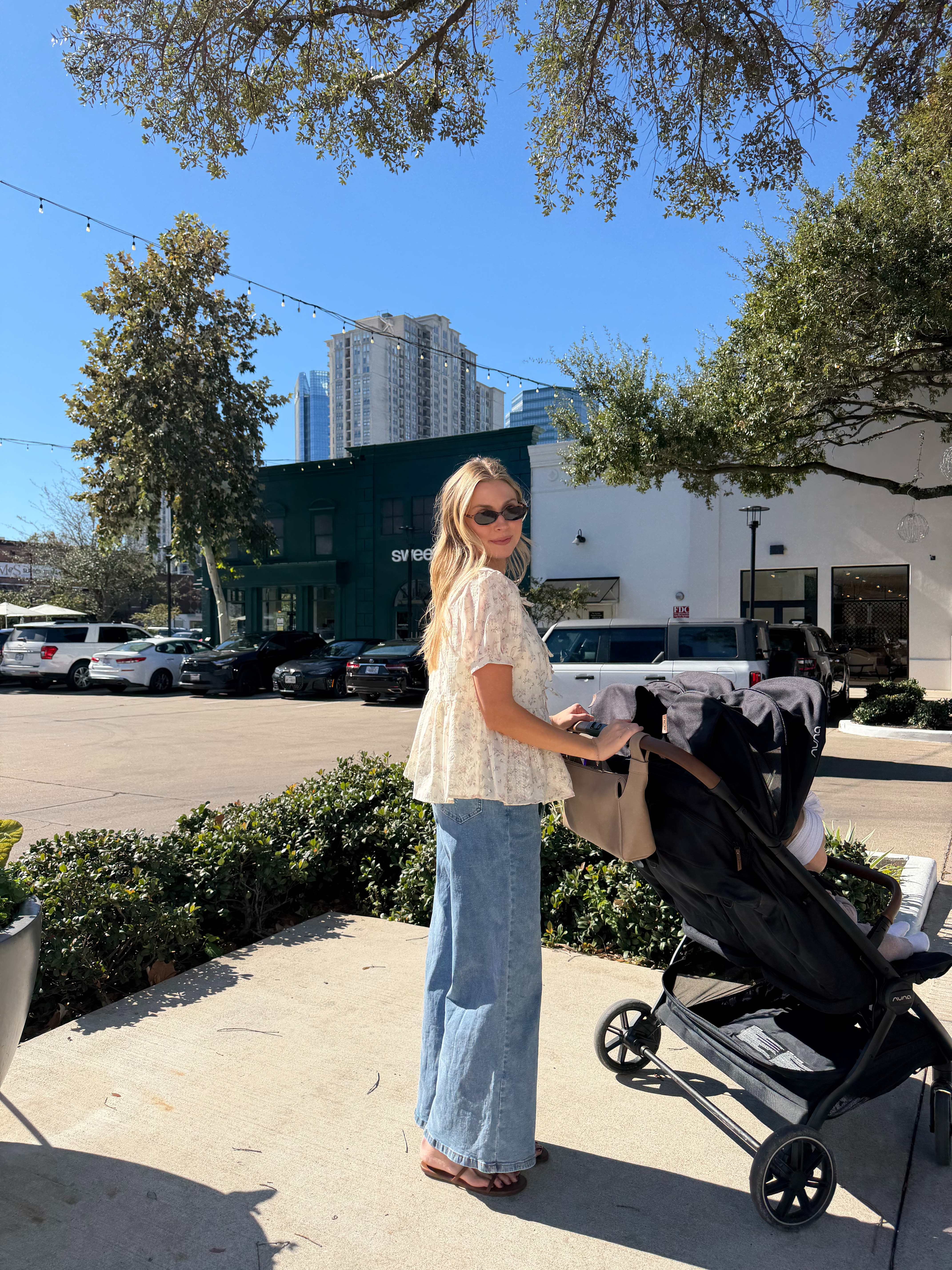 Early spring outfit inspo | Loving this floral nursing friendly top! Wearing small in top + 4 in stretchy denim.  

 