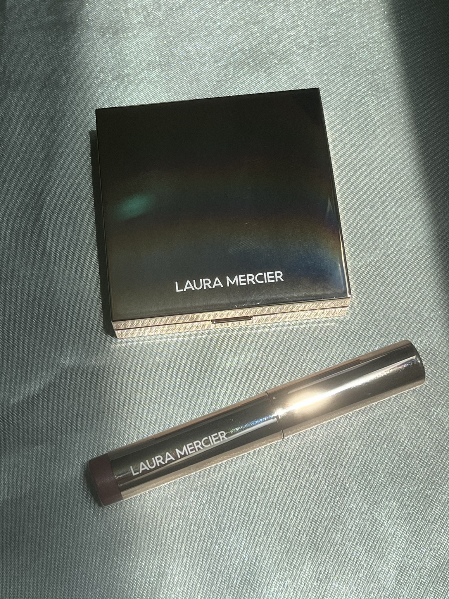 Hoje, vou mostrar um pouco do kit the dawn of discovery Illuminating Set da Laura Mercier.  
A embalagem é elegante e sofisticada, com acabamento metálico em ouro rosa que grita luxo, fácil de transportar e perfeito para presentear. 
Blush Color Infusion na cor All That Sparkles: Este blush translúcido e construível é muito versátil. A fórmula sedosa e suave se mistura como um sonho, deixando as bochechas com um aspecto naturalmente esculpido e luminoso. 
 
Sombra em bastão Caviar Stick em Strike a Rose: Esta sombra cremosa em bastão é maravilhosa! A tonalidade champanhe-rosa com partículas douradas ilumina e define instantaneamente os olhos. A textura aveludada desliza sem esforço e tem duração de 12 horas.
 
Desempenho: 
 
Blush: Estou obcecada! A cor é linda, esfuma muito facilmente e me permite ajustar a intensidade. Além disso, dura o dia todo sem desbotar.  
 
Sombra: A fórmula cremosa torna a aplicação fácil. Eu amo como adiciona dimensão e brilho sutil aos olhos, perfeito para looks diurnos e noturnos. E a potência de longa duração é impressionante - sem vincos ou desbotamento. 
 
O kit cumpre sua promessa de brilho sem esforço, com fórmulas de alta qualidade e tonalidades versáteis que valorizam todos os tons de pele. Esta dupla de edição limitada definitivamente vale o investimento. ✨ 
 
 
#lauramercier #thedawningofdiscovery #illuminatingset #goldenhourglow #makeuplover #limitededition

#LTKbrasil