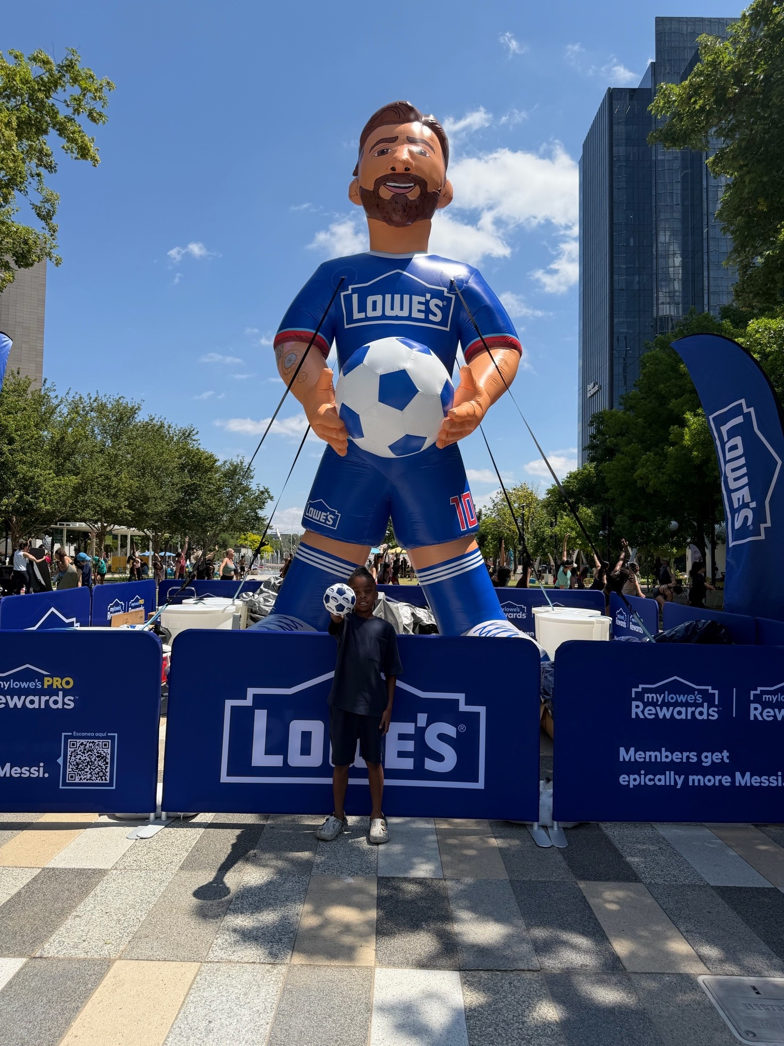 Messi Fans this one’s for you.

Lowes, yard finds, soccer

#LTKHome #LTKSeasonal