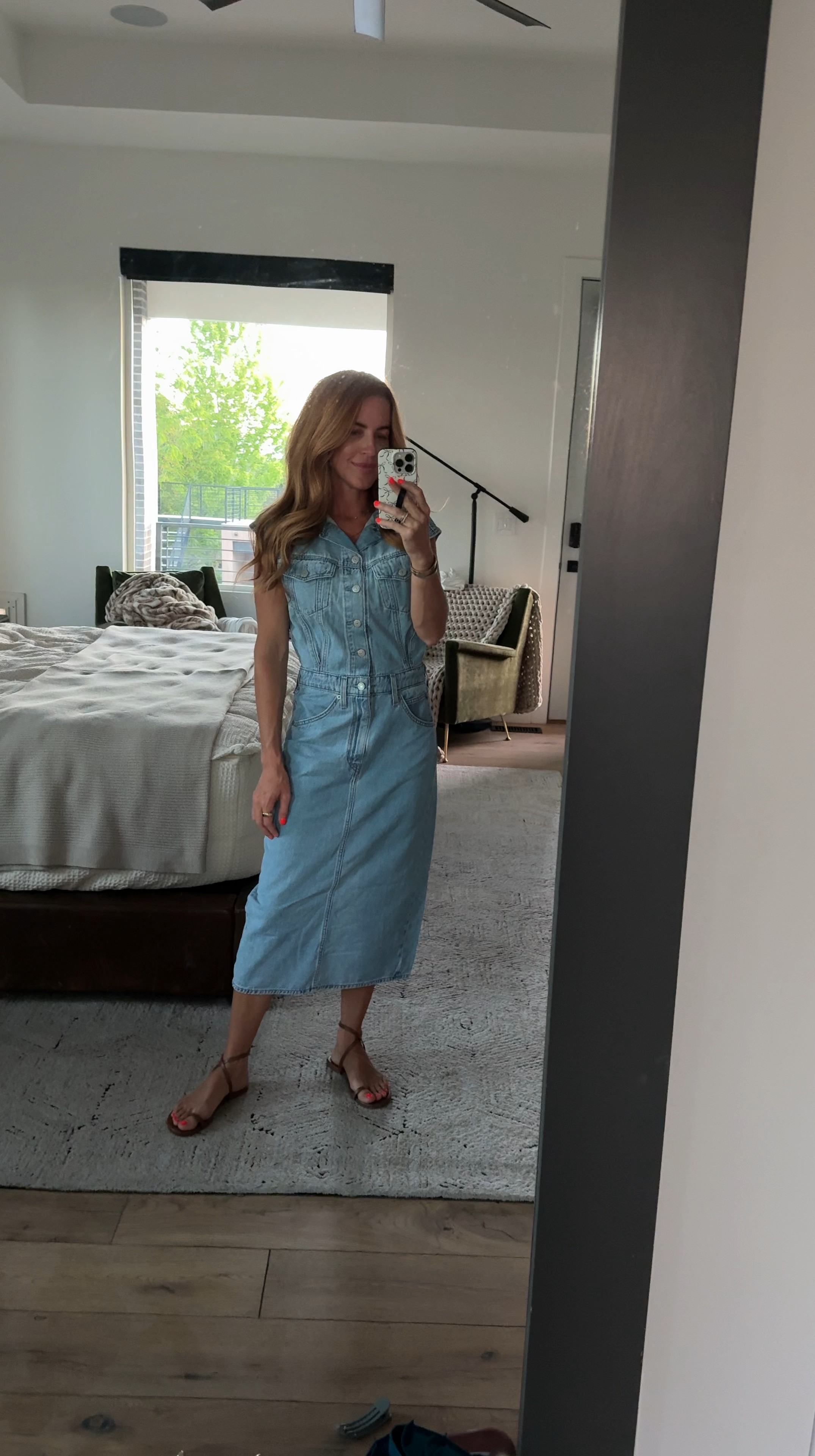 I’m wearing a small in this one! It has adjustable buttons which is handy. I feel like I should have sized down. 
@levis