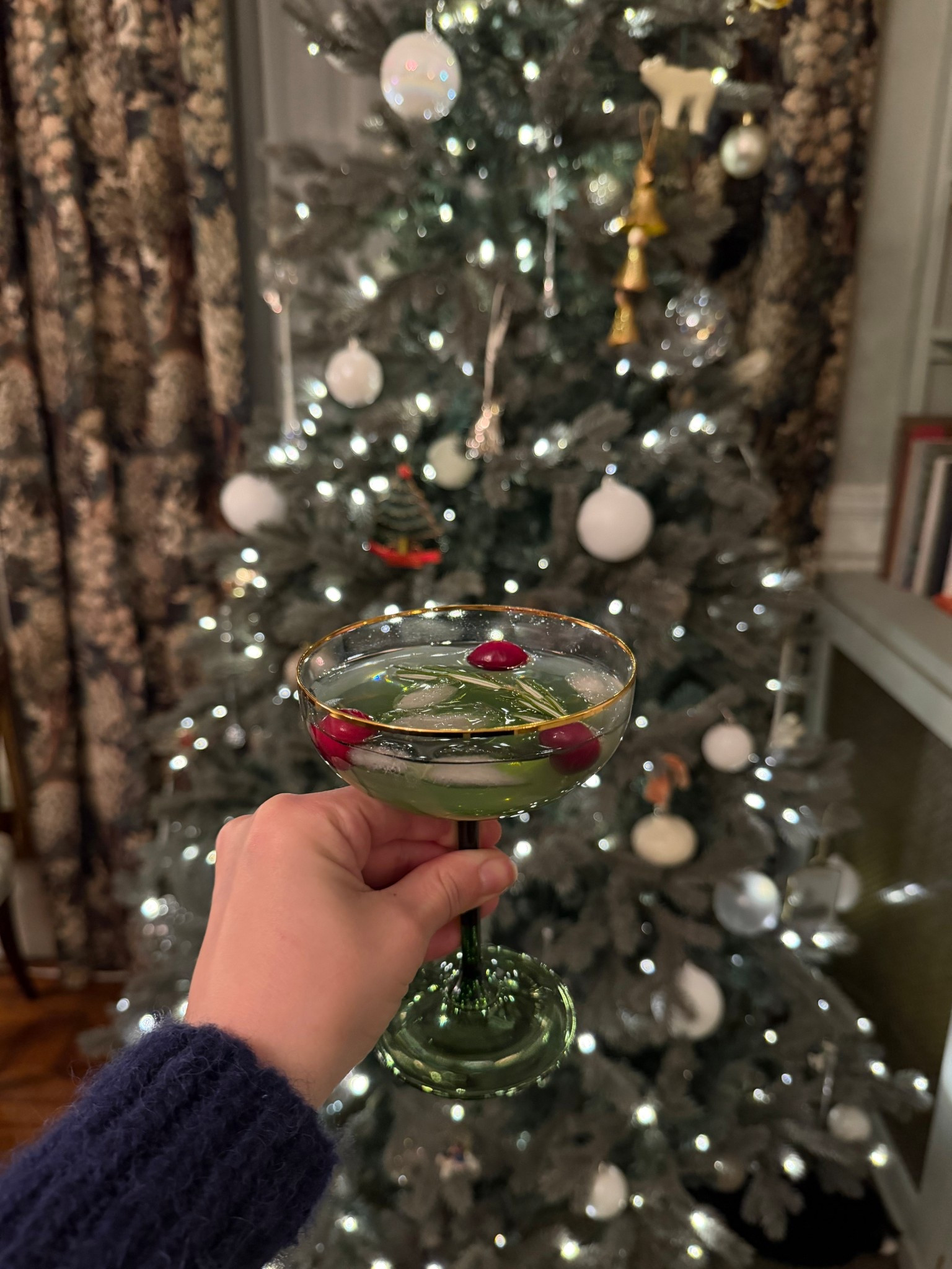 Set up my @cb2 Christmas tree and enjoyed a festive cocktail while doing so! : #CB2 #CB2Holiday #CB2Partner

#LTKHoliday
