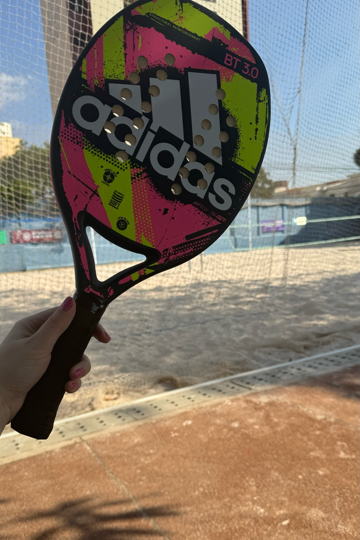 Recentemente comecei praticar Beach Tennis, um esporte lúdico e gostoso! Achei a raquete da Adidas leve, fácil de usar, com boa qualidade e com o melhor custo benefício, pois é acessível. 