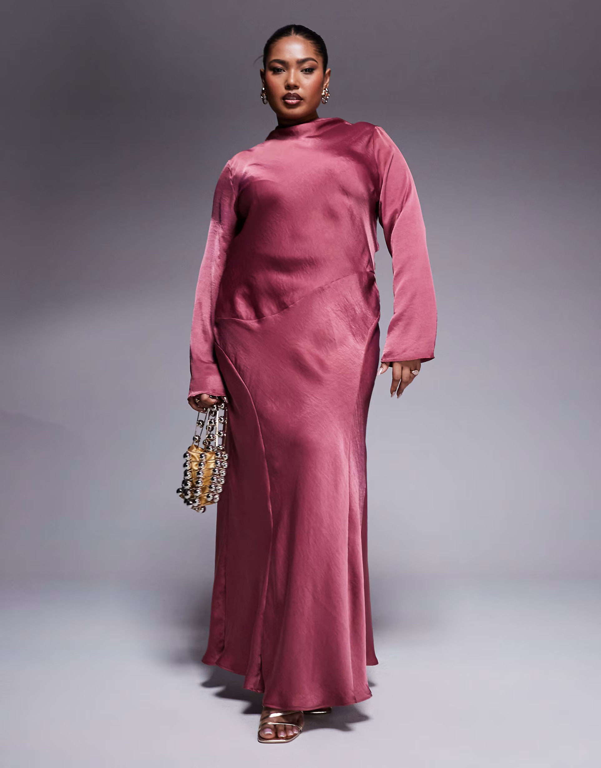 ASOS DESIGN Curve – Hochgeschlossenes Maxikleid aus Satin in Altrosa mit Nahtdetail | ASOS (Global)