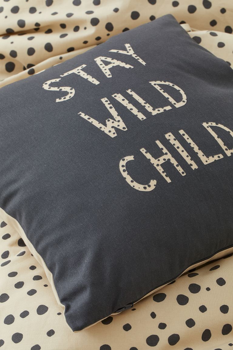 Cushion cover in woven organic cotton fabric. Printed design at front, solid-color back, and conc... | H&M (US + CA)