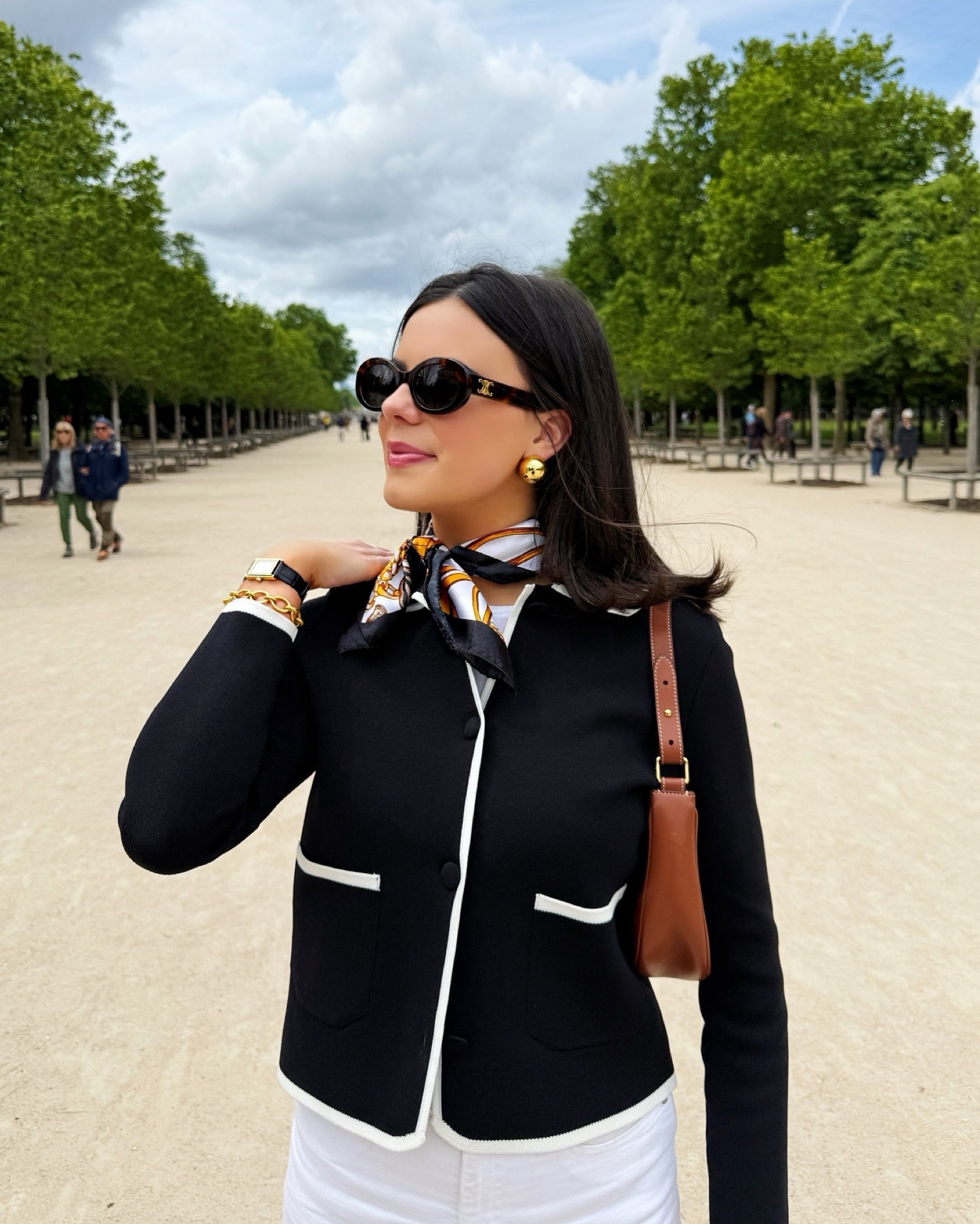Touring in Paris look! My lady jacket is Zara and my scarf is Avara!
