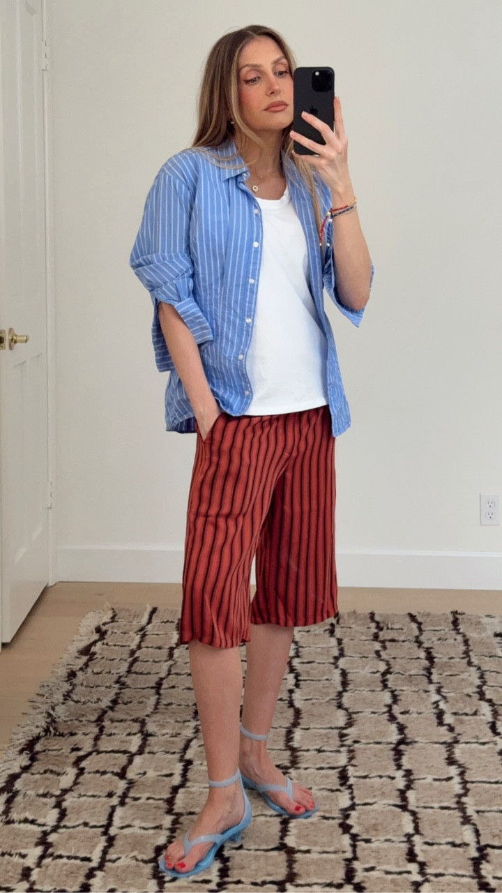 Late summer calls for ‘surfer nephew’ influence - one of my favorite style personas @allisonbornstein6 created. 

Bermudas @lioness_official 
Tank @derococo_official 
Button down @hm 
Sandals @jeffreycampbell 
Bag I got from the farmers market 

#stylingtips #outfitideas #gdwm