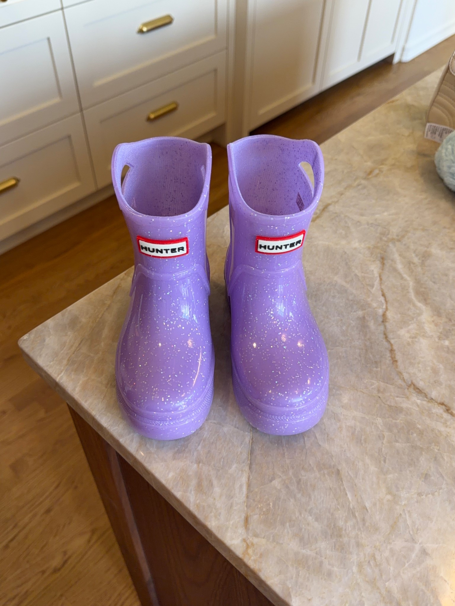 Love these rainboots for the kids! Taya is 5 and wears size 10 they’re wide so really comfy and they stay on well. Love how easy they are to clean also! 

#hunterboots #rainboots #toddlerclothes
