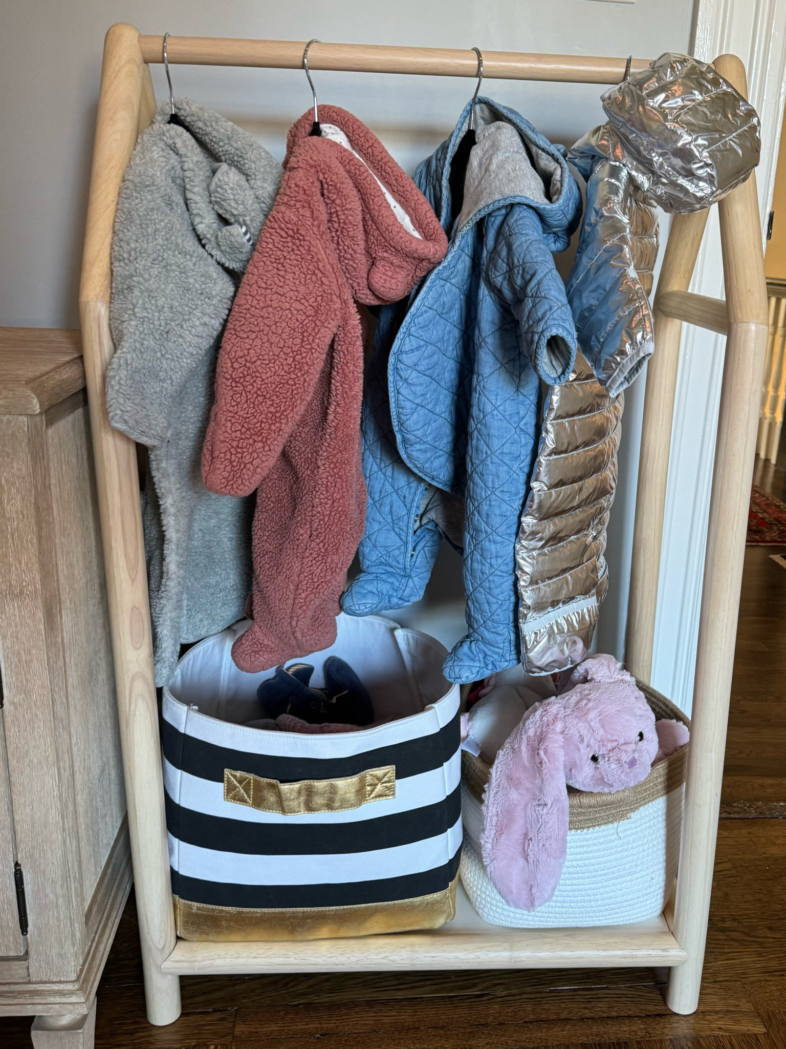 Cute little rack. Sturdy and useful! 