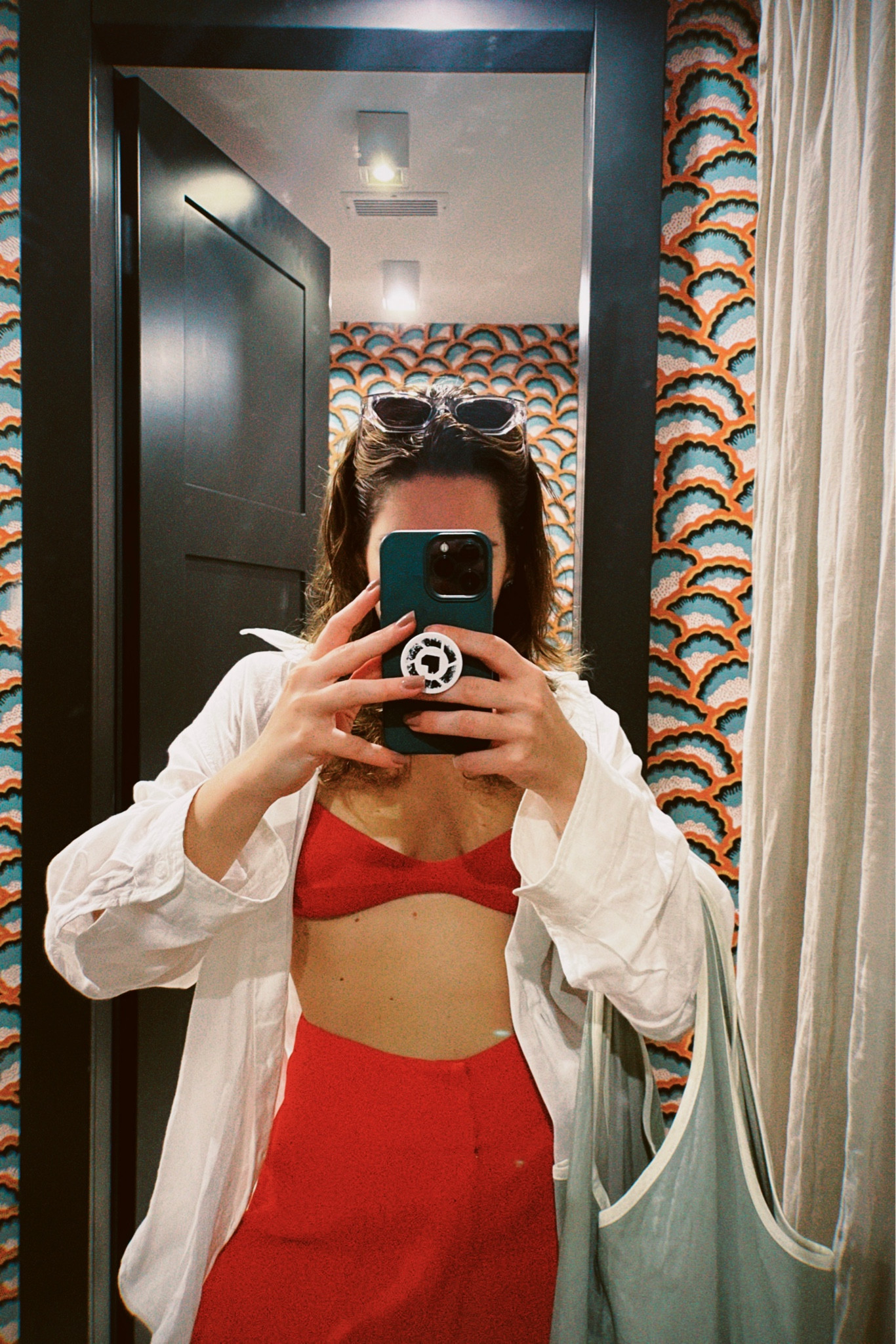 Junto da pegada calça de alfaiataria e biquíni, gosto sempre de jogar uma camisa branca no look, assim você não fica só confortável para migrar de restaurante/carro/praia, mas também fica estilosa para qualquer ocasião. Para a praia sempre recomendo usar camisa de linho, pelo tecido ser mais natural, porém recomendo muito ter uma camisa branca coringa para a cidade. Ah e sempre recomendo demais comprar modelagem masculina, acho que fica muito mais descontraído e estiloso do que uma mais slim feminina. 

#LTKbrasil