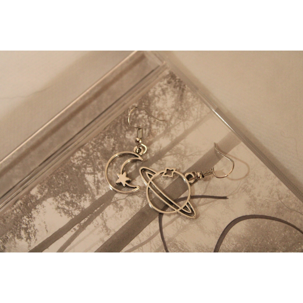 Par de Brincos Love You To The Moon And To Saturn (Seven) - Taylor Swift | Shopee (BR)