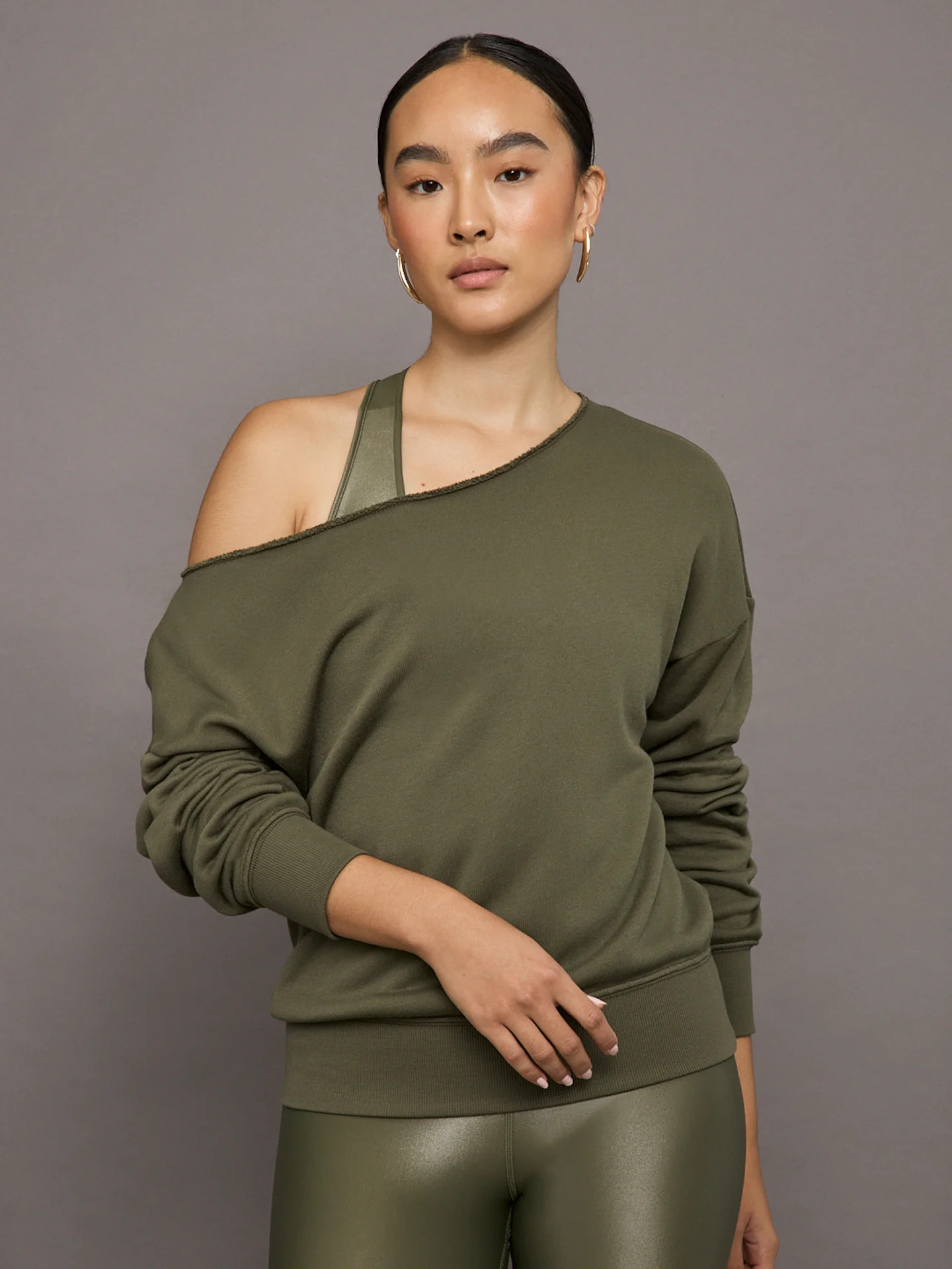 Off Shoulder Sweatshirt in French Terry - Olive | Carbon38