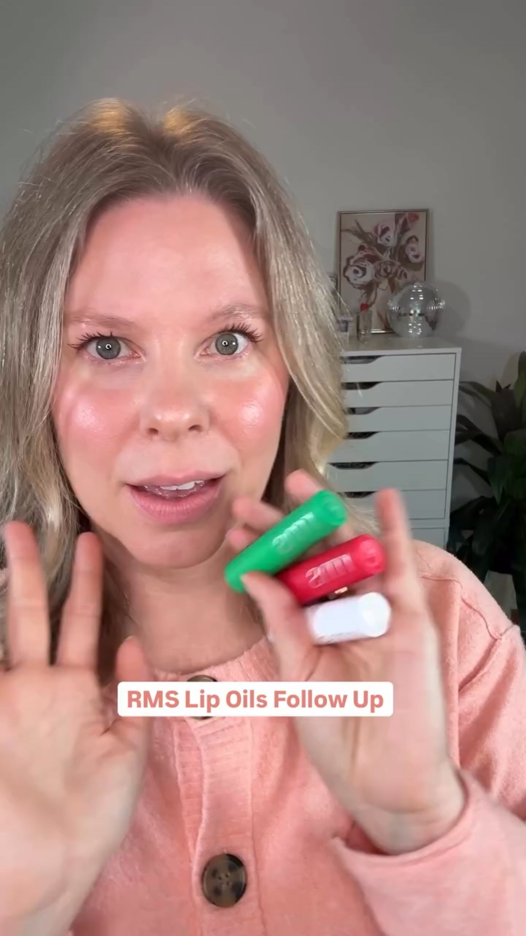 I'm loving these @rmsbeauty lip oils! They really do feel amazing on the lips and come in a limited-edition holiday set with 3 mini versions of the Legendary Lip Oil - a great gift idea! 🤗 Let me know if you have any questions and I'd be happy to share these with you - just let me know in the comments! 

#makeupformatureskin #holidaymakeup #holidaygifts