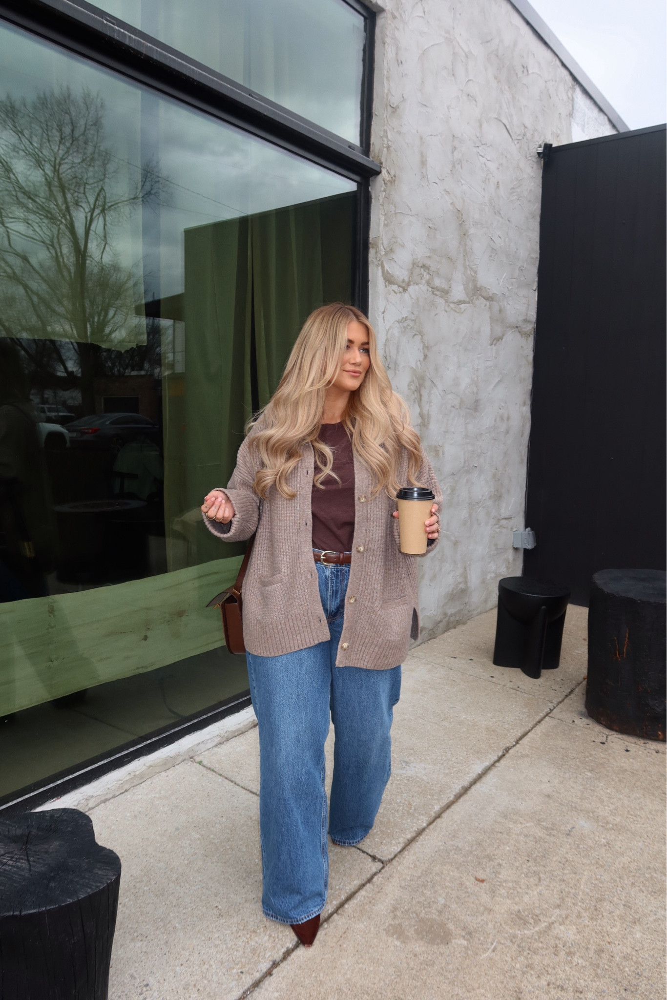 
#AbercrombiePartner MY GIRLS!!! We got an @abercrombie code!!! Their annual jeans sale is happening this weekend. All denim is 30% off and my code ‘AFKELSEYB’ stacks on top. Free shipping & 20% off almost everything else too! 🤍 

Cardigan outfit 
Top — large 
Cardigan — XL (for oversized fit) 
Jeans —  32 long (I also do a 31 in this style if I want them less baggy. I am 5’3 but I like when my jeans puddle so I do a long in all Abercrombie jeans) 
