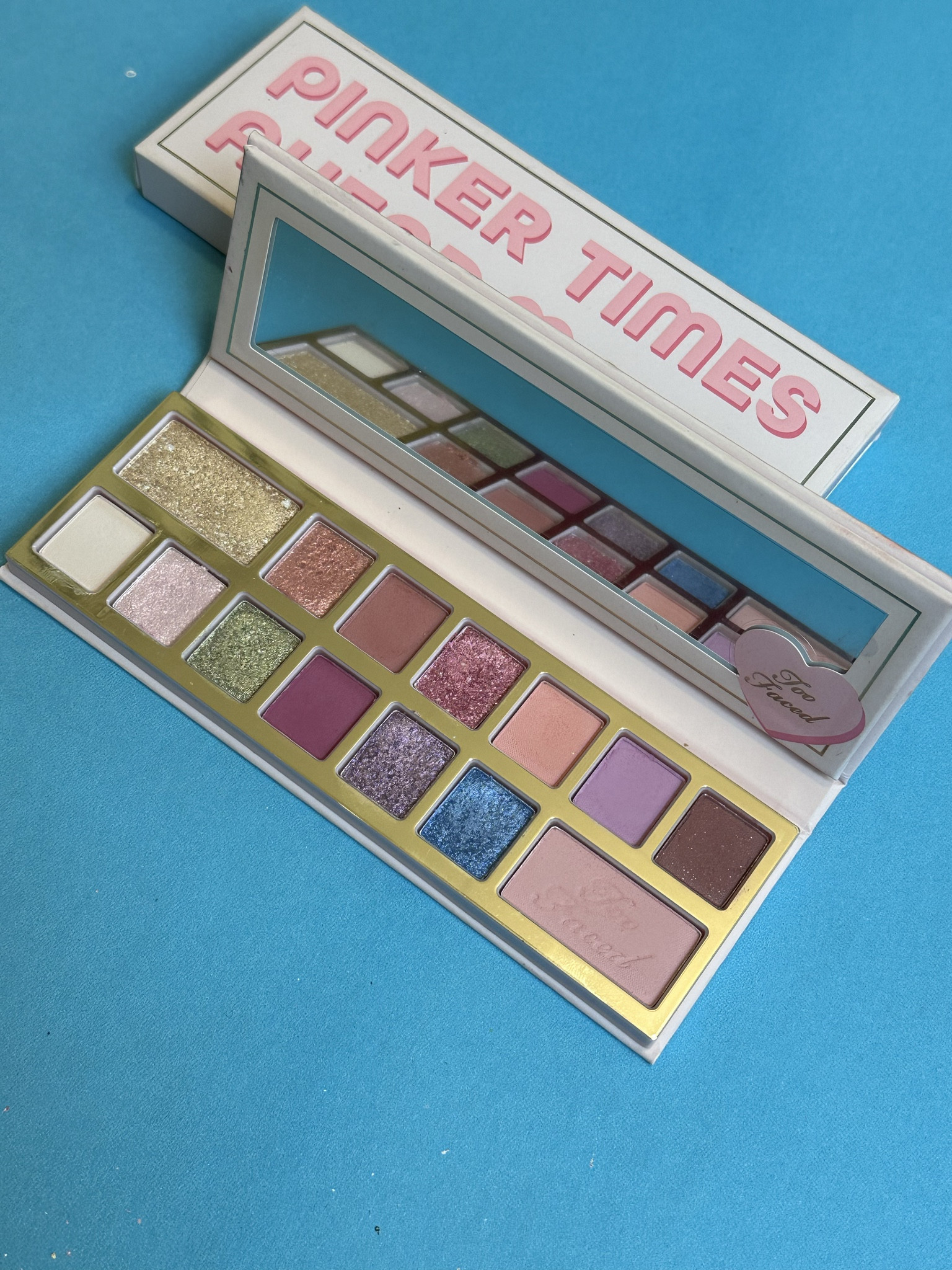 Minha paleta favorita dos últimos tempos, apesar de ser bem colorida é uma paleta muito versátil, o brilho das sombras é surreal e a pigmentação é facilidade de esfumar das foscas é sem igual. Pinker times ahead da too faced entrega muito.  O melhor de tudo é que nessa semana do consumidor ela está no precinho. 

#toofaced #pinkertimesahead #sombras #paletadesombras #maquiagem 

#LTKbrasil #LTKbeauty