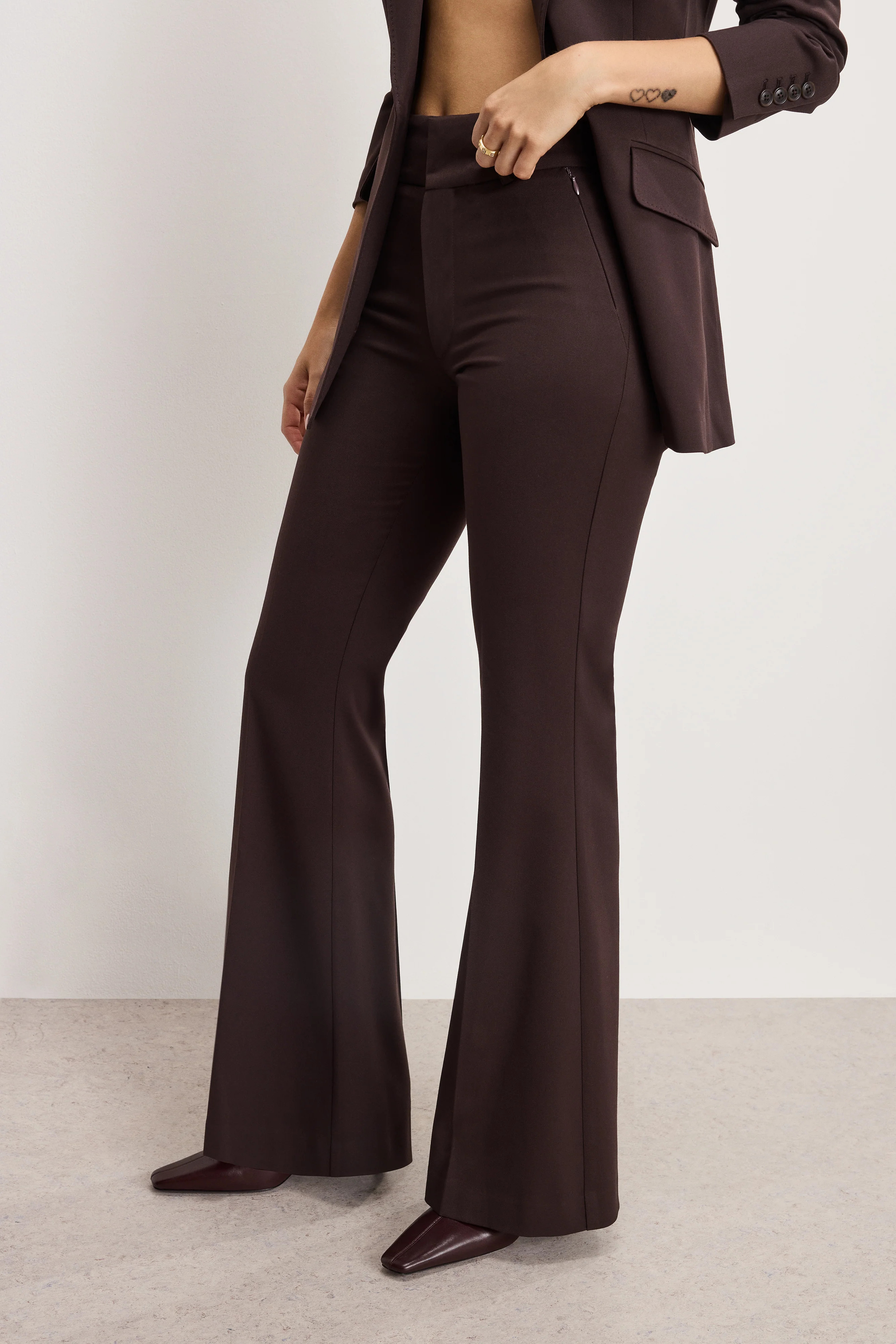 ESSENTIAL SUITING FLARE TROUSERS | DARK CHOCOLATE - GOOD AMERICAN | Good American