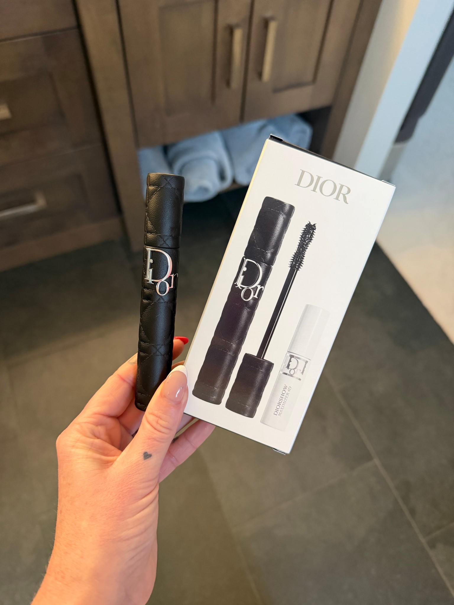 The Dior overvalue mascara primer set is weightless only on Dior, but I found it available at Macy’s. Beauty, makeup must haves for winter eye makeup looks.