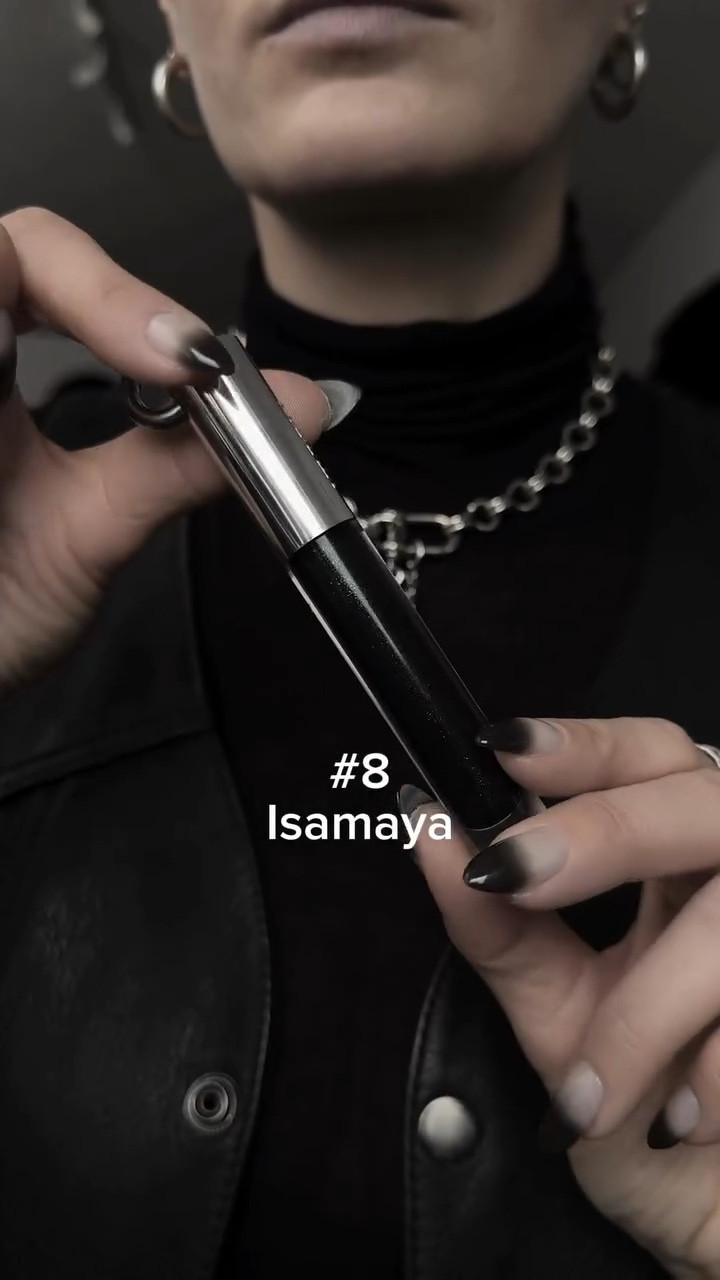 #8 isamaya industrial liplacq
- Farbe: beetle
- Deckkraft: 2/5
- Haltbarkeit: 2/5
- Tragekomfort: 1/5
Auch er die volle Punktzahl für das packaging bekommt und die Farbe auch toll ist, trägt er sich für mich etwas unpraktisch. Meiner Meinung nach besser als Effekt Schicht über einem Lippenstift. 

Verlinkt in meiner IG Story 🖤

#lipstickchallenge #blacklips #darklips #gothlips #gothmakeup #blacklipstick #liplacq #isamaya