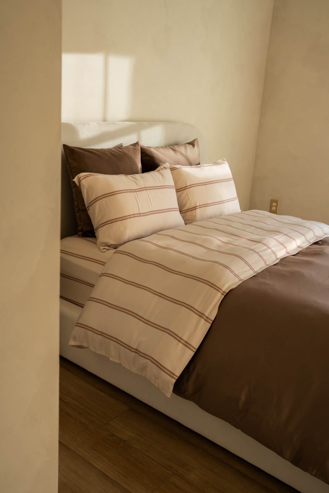 Guest bedroom got COZIER with these sheets ☁️🤎 






#LTKHome #LTKHoliday