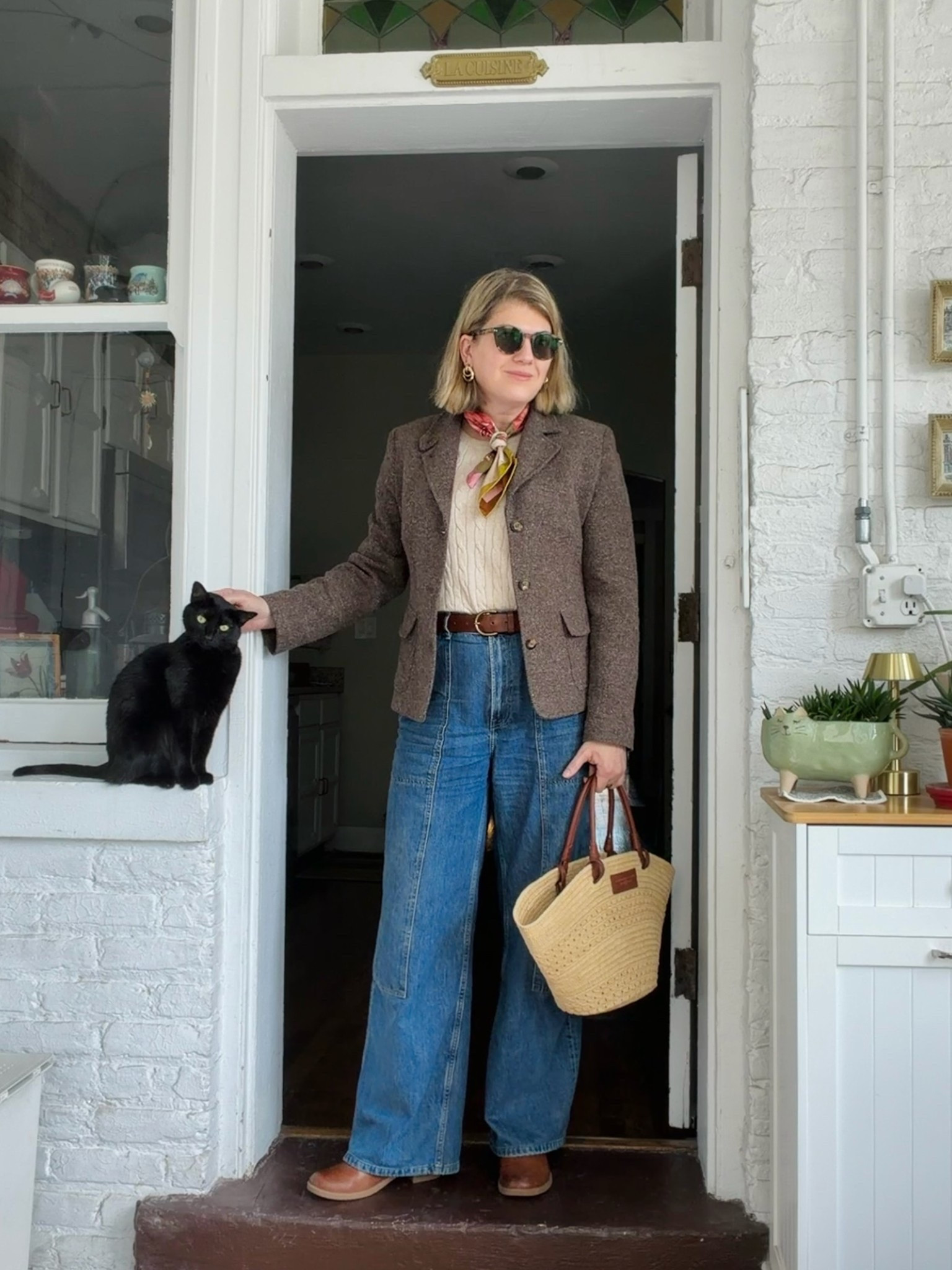 Off to meet a friend for coffee! 🤍 Unlinkables: Blazer is thrifted LL Bean. Shell top is Banana Republic.