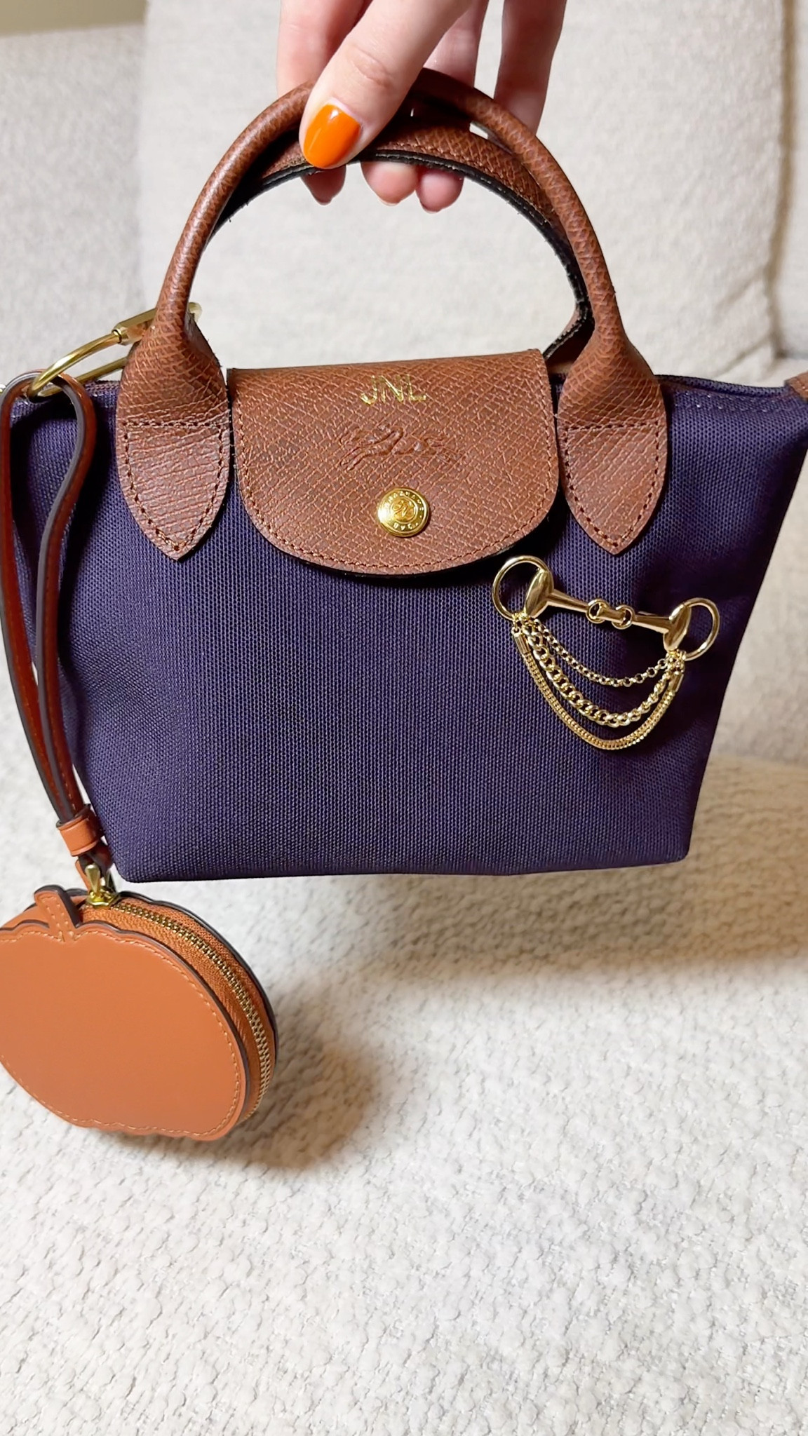 What fits in my Longchamp My Pliage Signature custom bag 💞 and styling the Le Pliage xtra small
What’s in my bag
Horsebit horse bit brooch
Coach pumpkin coin pouch
Coach outlet Halloween
Bag charm clips


#LTKHalloween #LTKItBag