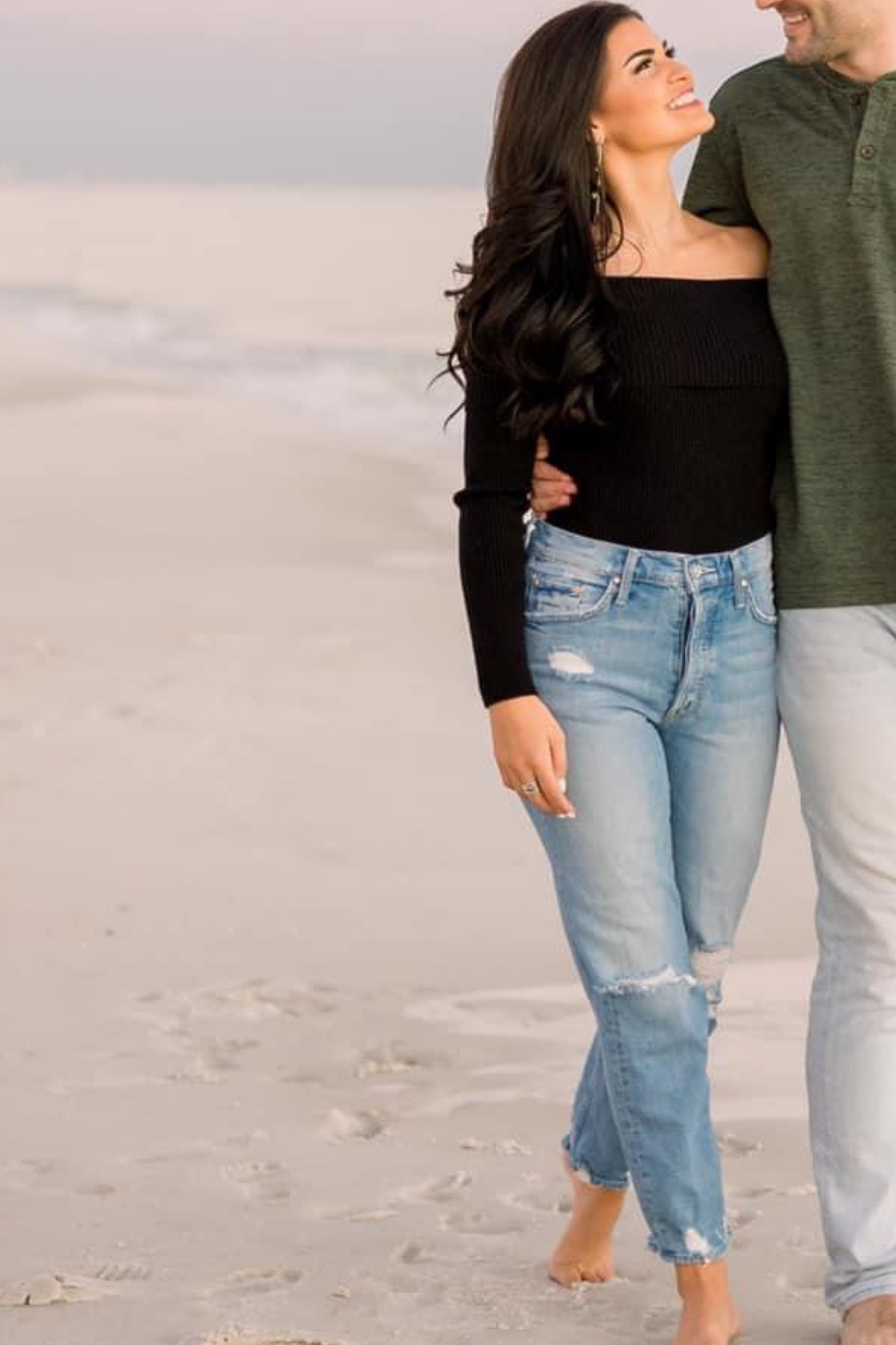 Top: XS/S or M 
Jeans: 25 or 26