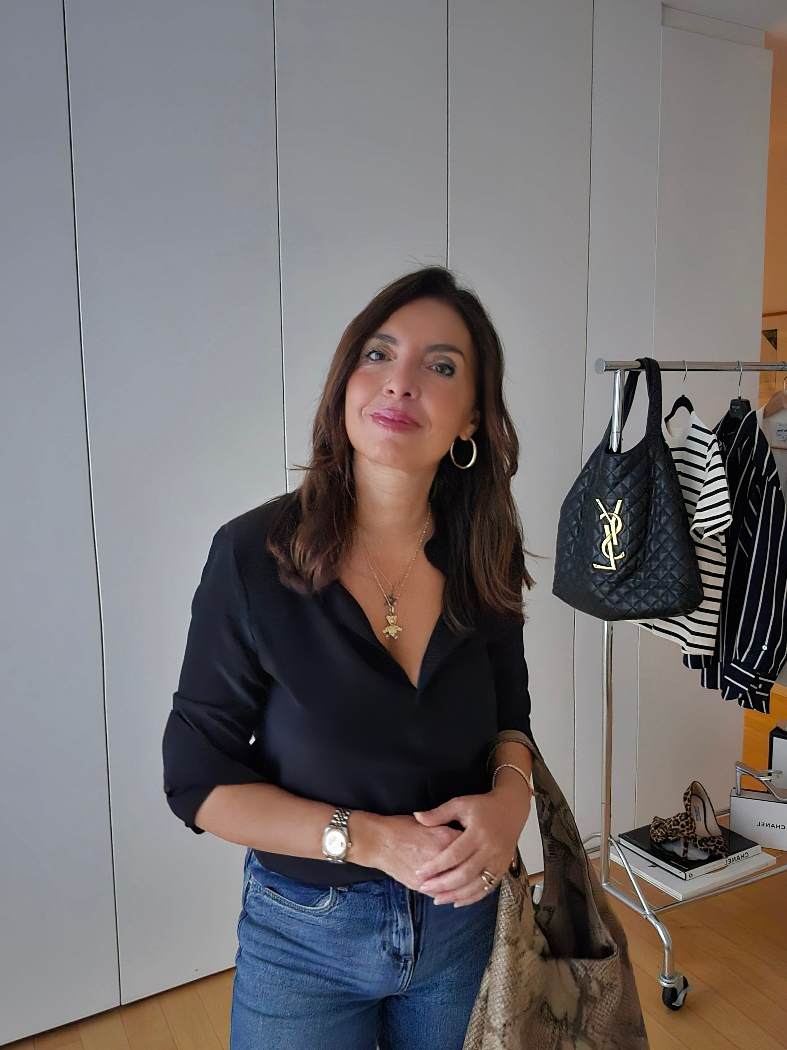 🇮🇹 Outfit di fine estate:
Jeans a gamba larga e camicia di seta nera formano una base elegante e versatile. Gli accessori animalier portano un dettaglio deciso che rende il look attuale, mentre il lip oil di YSL e il profumo Zara aggiungono un tocco beauty semplice e femminile. Un insieme ideale per i giorni di fine estate e le serate in città.

🇬🇧 Late summer outfit:
Wide-leg jeans paired with a black silk shirt create a sleek and versatile base. Animal print accessories introduce a bold touch, while the YSL lip oil and Zara fragrance bring a feminine and effortless beauty accent. A perfect choice for late summer days and chic city evenings.

#stileelegante
#chicstyle
#widelegjeans  

 #LTKitalia #LTKeurope #LTKover50style