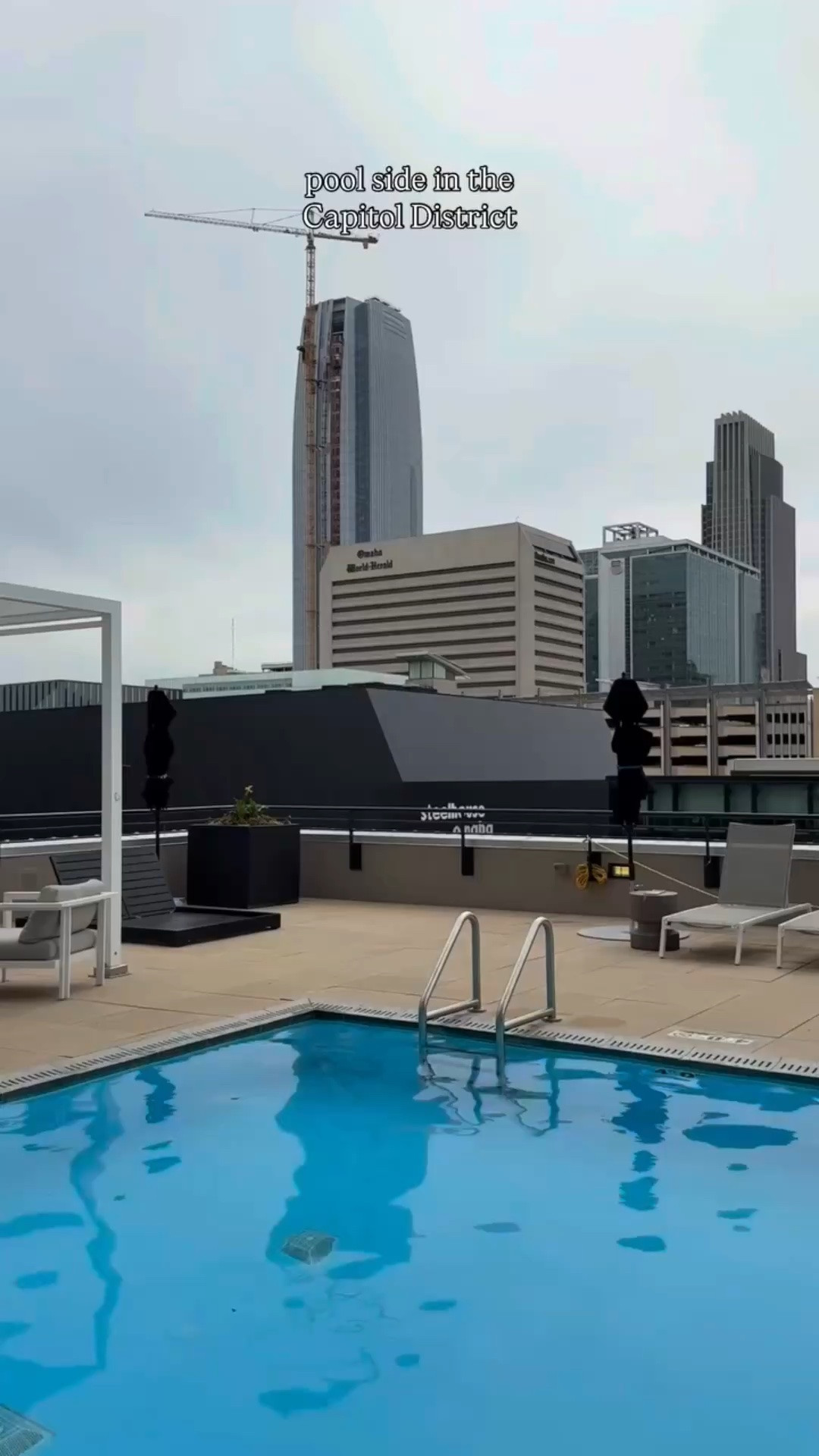 poolside at the Pano Pool Bar 🌤️ the perfect summer spot in the Capitol District @thecapitoldistrict 

rooftop pool located in @downtownomahamarriott 

#omahamarriottdowntown #capitoldistrictmarriott #downtownomaha #partnership #omahainfluencer