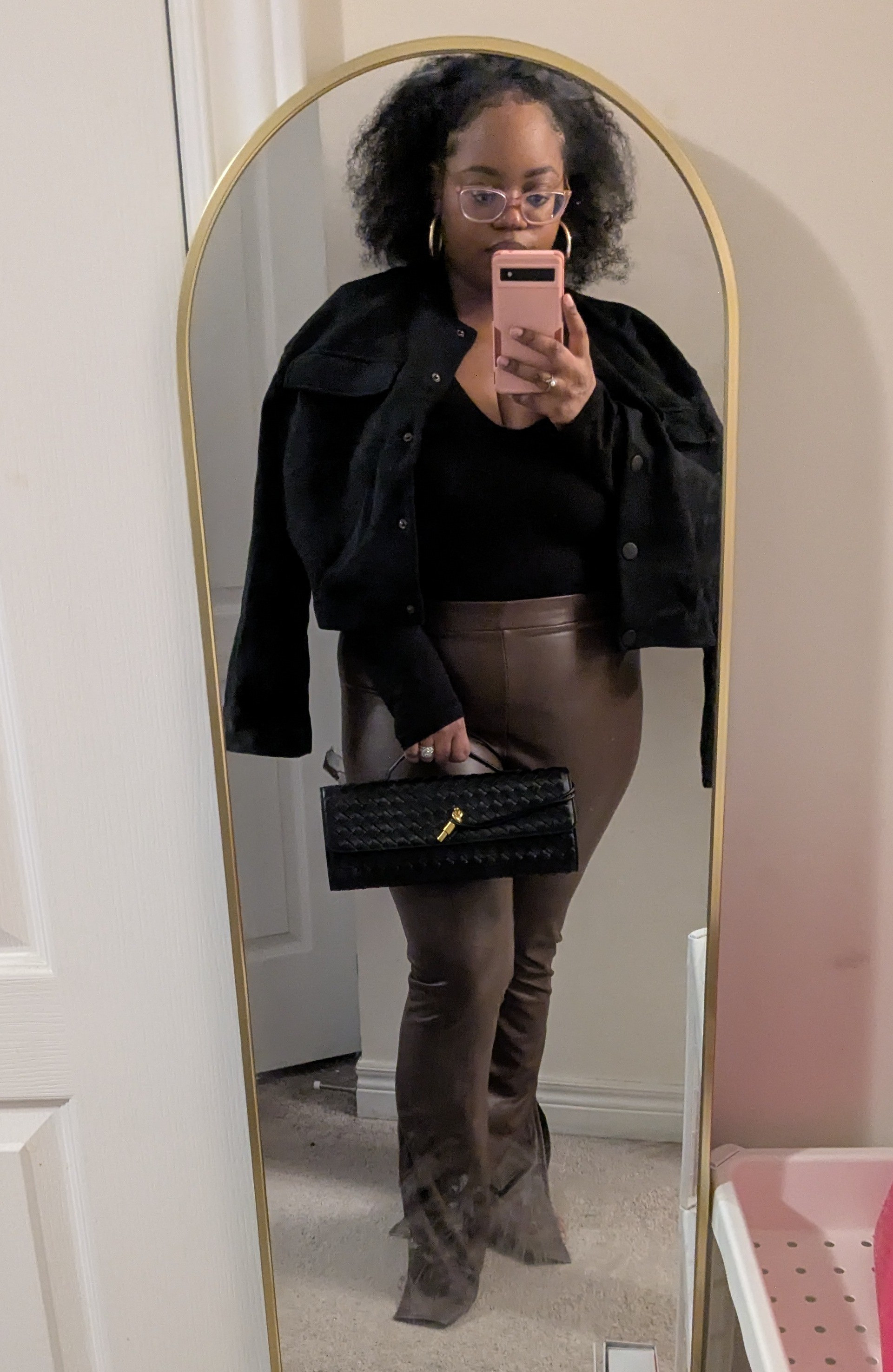 Comfy and simple date night look 🖤

#LTKstyletip #LTKbag #LTKcurves