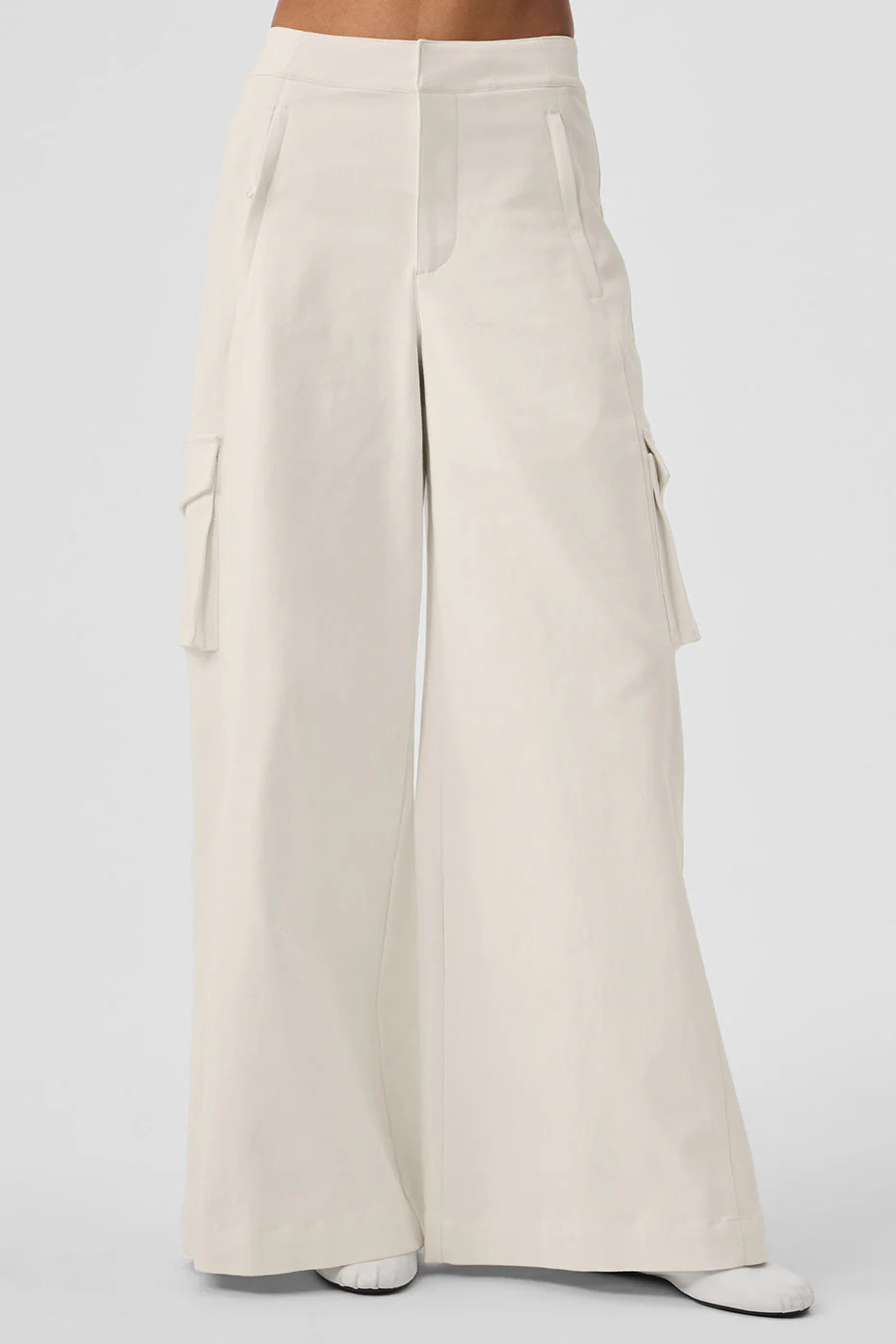 Show Off Cargo Wide Leg Trouser (Regular) | Alo Yoga (US)
