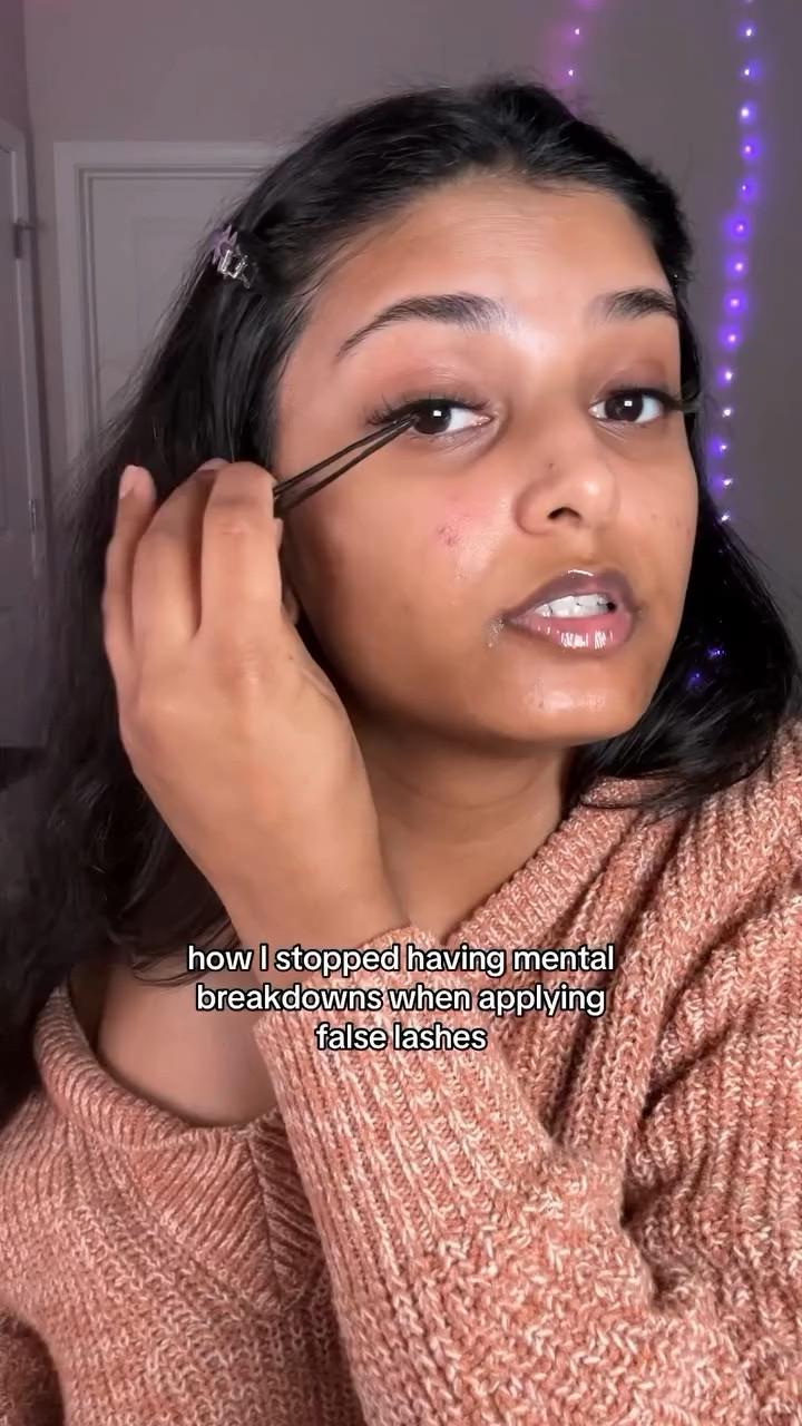 we finally learn how to apply false lashes 🎉

@kissproducts clear strip lash glue 

@alphonse_beauty lashes from amazon 

#browngirlmakeup #falselashes #tutorial #makeuphack  #brownskinmakeup