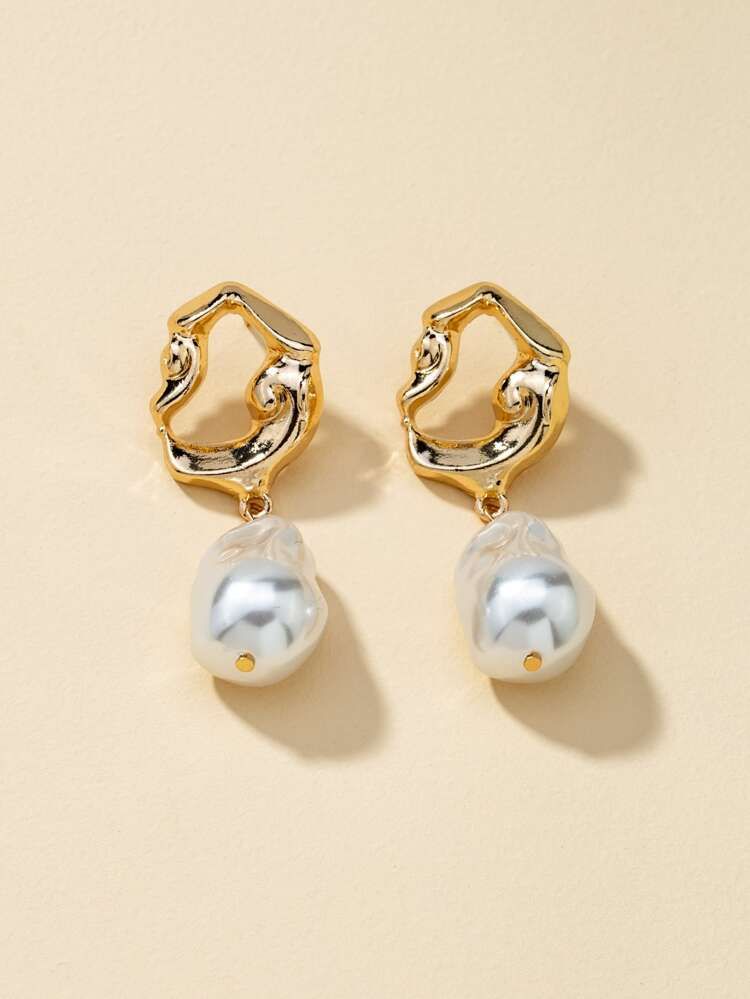 Textured Metal Decor Faux Pearl Drop Earrings | SHEIN