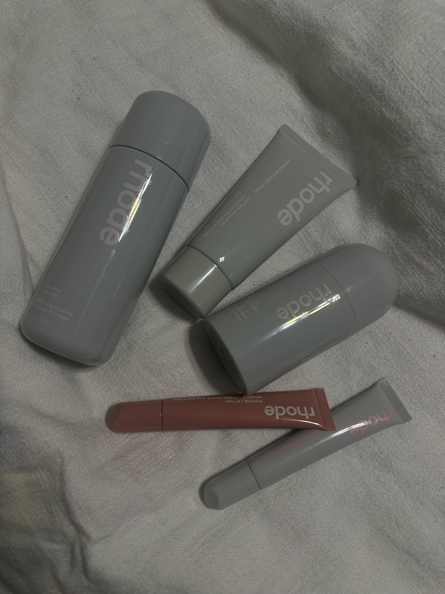 Okay you guys!!!! 🚨OBSESSION ALERT🚨 

I’ve been searching and searching for the perfect “glass skin” skincare with good ingredients and visible results! I can’t believe I waited so long! Recommending rhode to every person I come in contact with! Glass skin and glass lips!! Say no more ✨ 