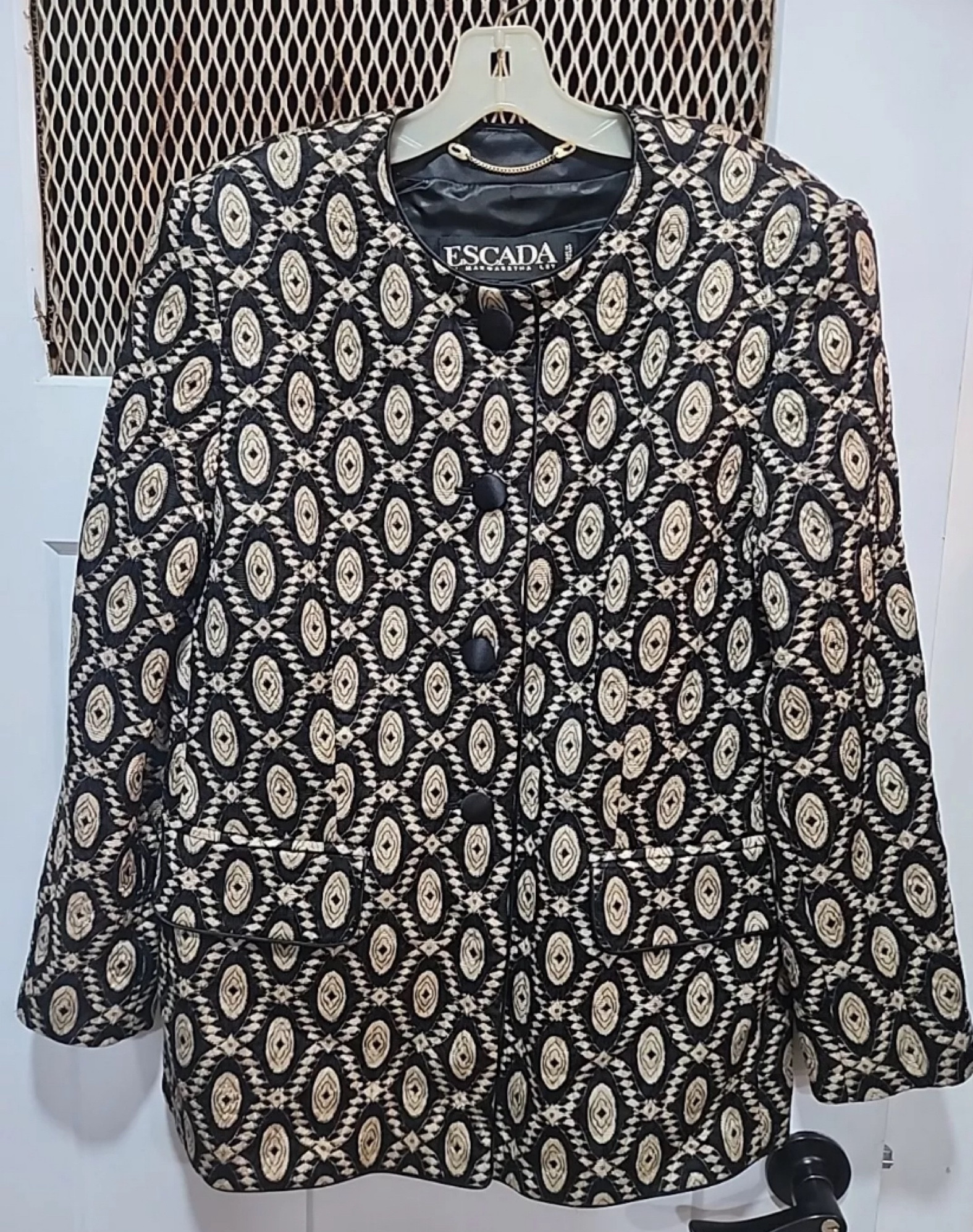  Vintage Escada blazer 

#LTKWorkwear #LTKFindsUnder100 #LTKStyleTip