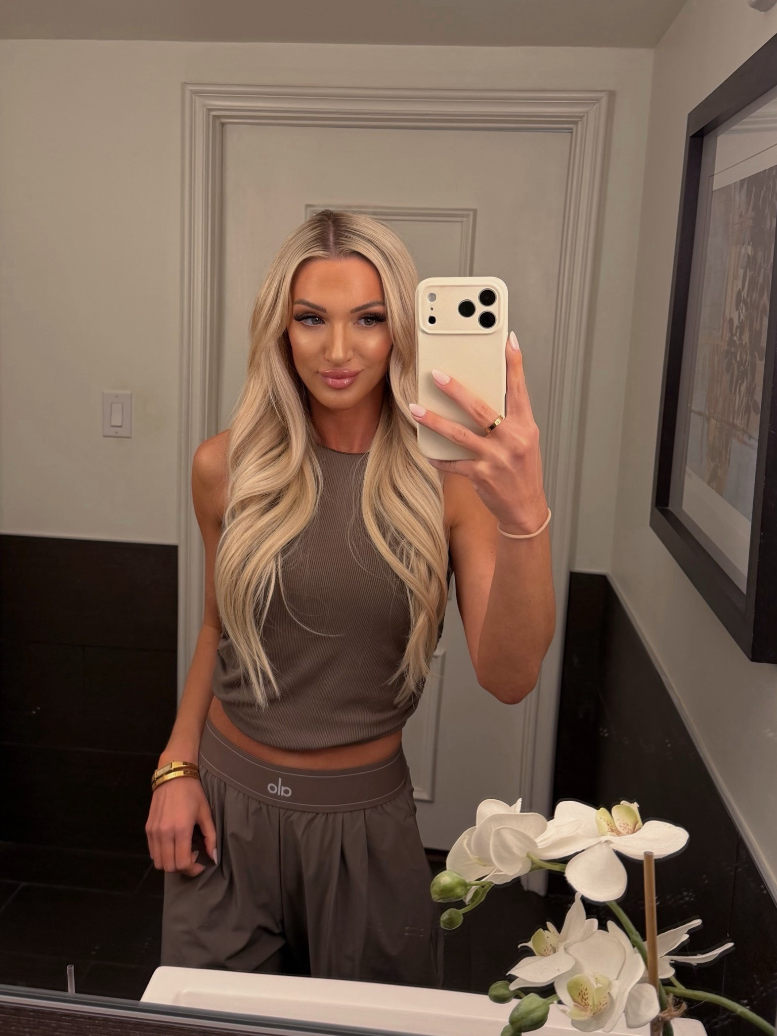 Alo casual outfit for the win. Wearing size xs in bottoms and small in top! 