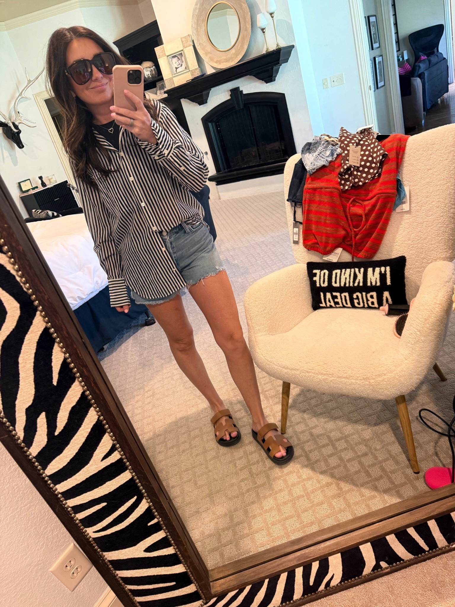 🖤🤍🖤🤍

Top: extra small
Shorts: 25

Frame 
Frame clothing
Hermes 
Hermes chypre
Mom outfit 
Casual outfit 
Spring outfit 


#LTKmomlife #LTKdayinmylife #LTKOver40