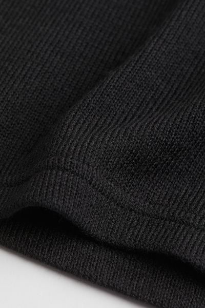 Fine-knit halterneck top | H&M (UK, MY, IN, SG, PH, TW, HK)