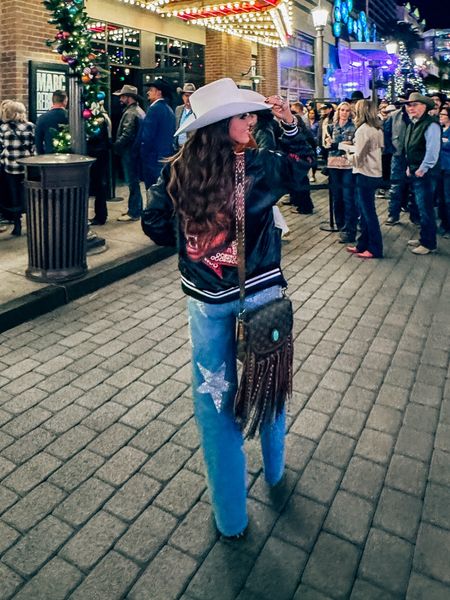 Coors, light bomber jacket, white cowgirl hat, star, jeans, boots, fringe bag


#LTKfindsunder50 #LTKSeasonal #LTKstyletip