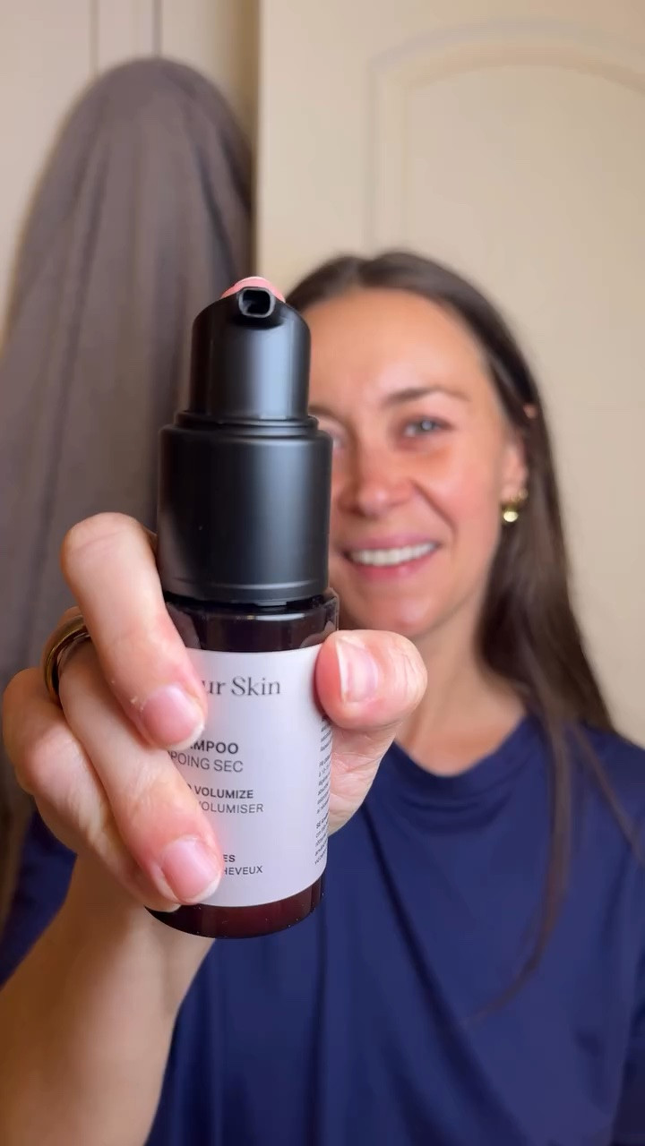 I’ve been switching out so many products for cleaner ingredients, but dry shampoo was one of the ones I hadn’t broken up with! 🙈🤫 

This one from @underyourskinsthlm has only 3 ingredients, no aerosol, no synthetic fragrance, and somehow still gives the best volume!

#cleangirl #nontoxicbeautyswaps #dryshampoo #cleanbeauty #nontoxicbeauty