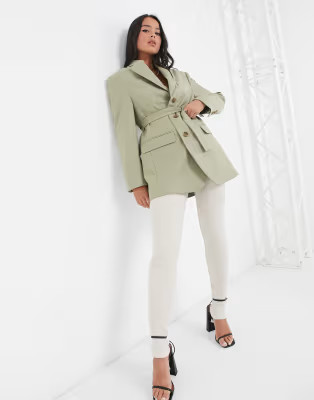 ASOS DESIGN – Salbeigrüner Blazer mit schmaler Taille, ausdrucksvoller Schulterpartie und Gür... | ASOS (Global)