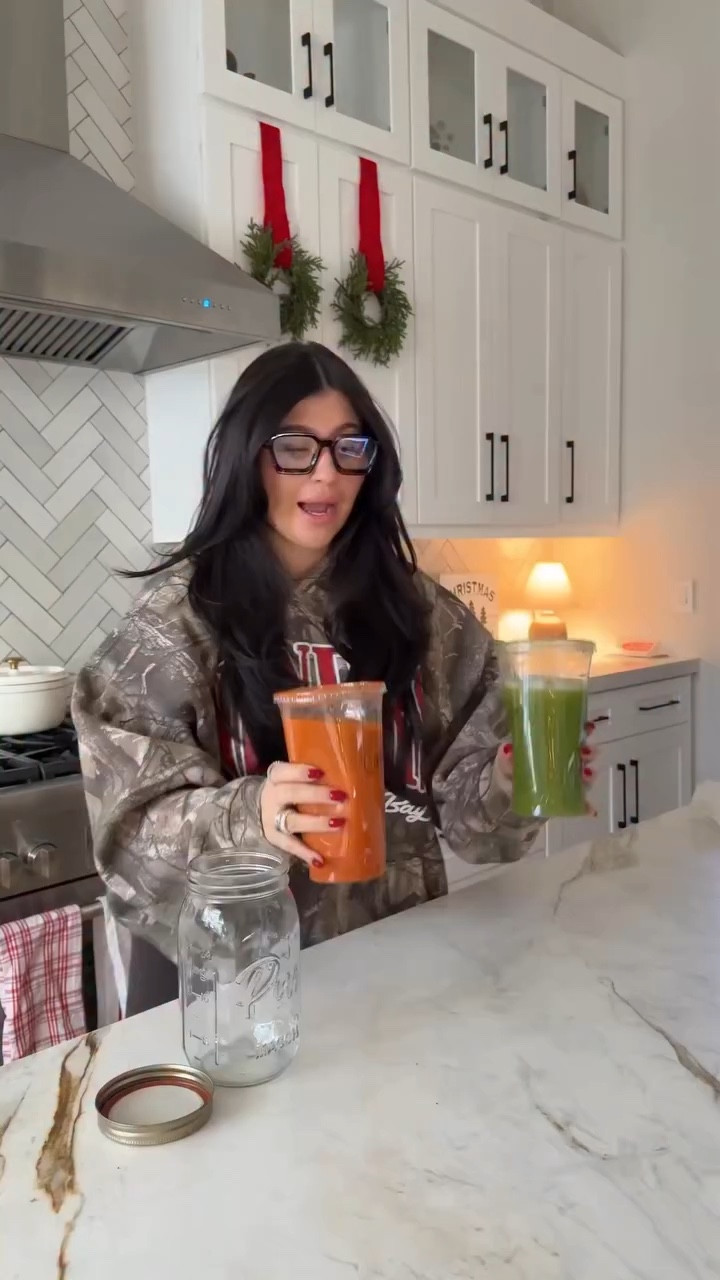 12 days of healthy habits that I followed to help me lose 20lbs sustainably and in a realistic way! Walking is so underrated, even if you can walk for 5-10 min after your meals, it helps a ton with your digestion! ✨🫶🏼

#Vlogmas #weightloss #healthyhabits #weightlossmotivation #weightlosstips