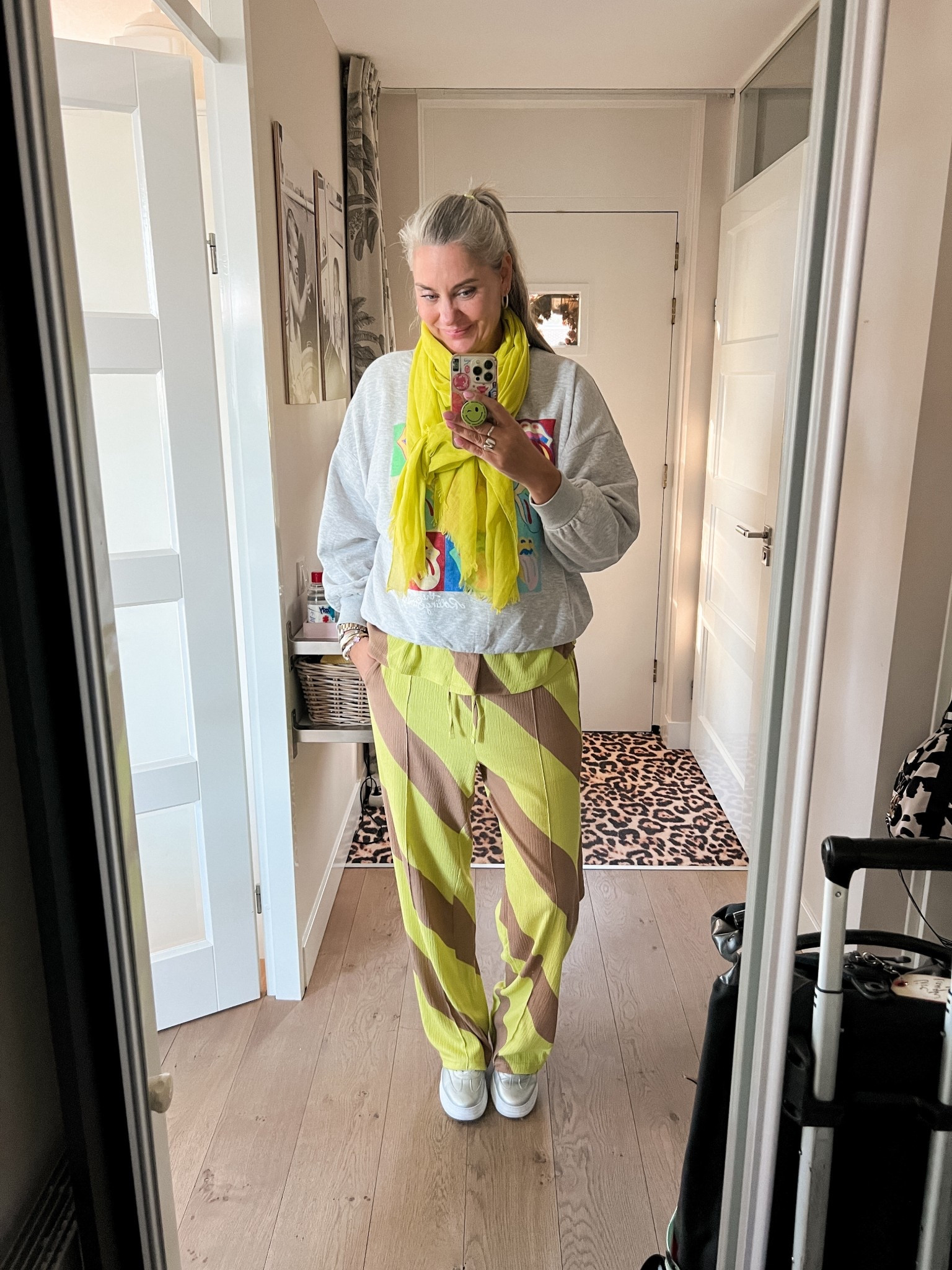 OOTD - Woensdag. Gestreepte geel/bruin gestreepte set (Norah), Rolling Stones sweatshirt, geel sjaal (heel oud) en zilverkleurige sneakers (Red Rag). 



#LTKeurope #LTKtravel #LTKnederlands