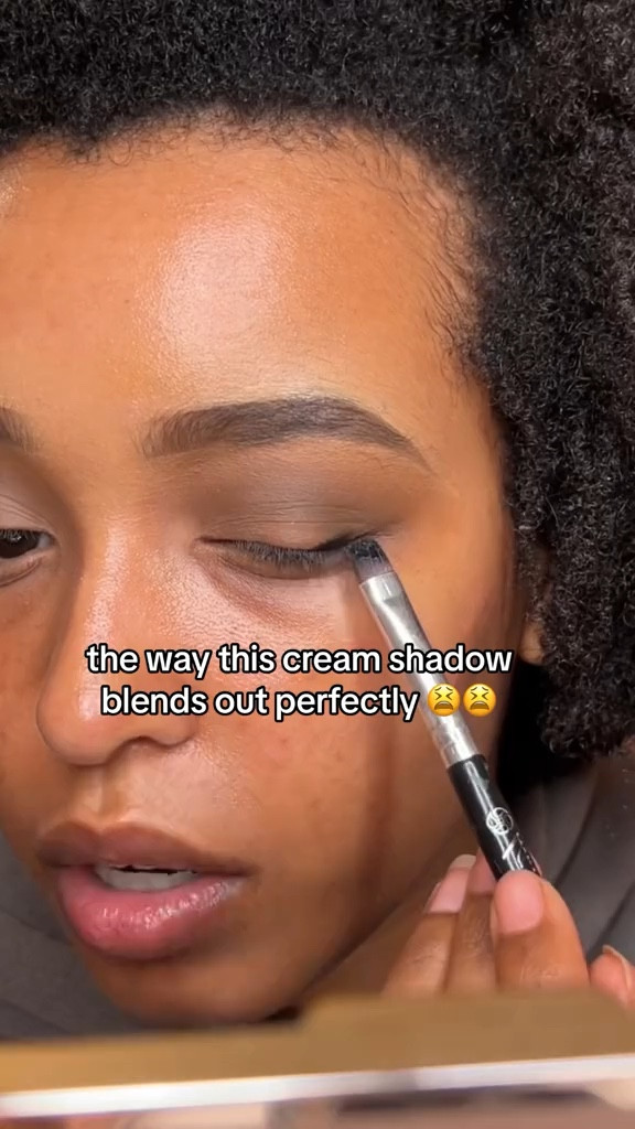 this cream eyeshadow formula is so easy to use for a great blend 😫 so obsessed with that + the pigment! 


eyeshadow, cream eyeshadow, eyeliner, eye makeup, gel liner, gel eye liner, cream eye liner

#LTKHoliday #LTKbeauty #LTKVideo