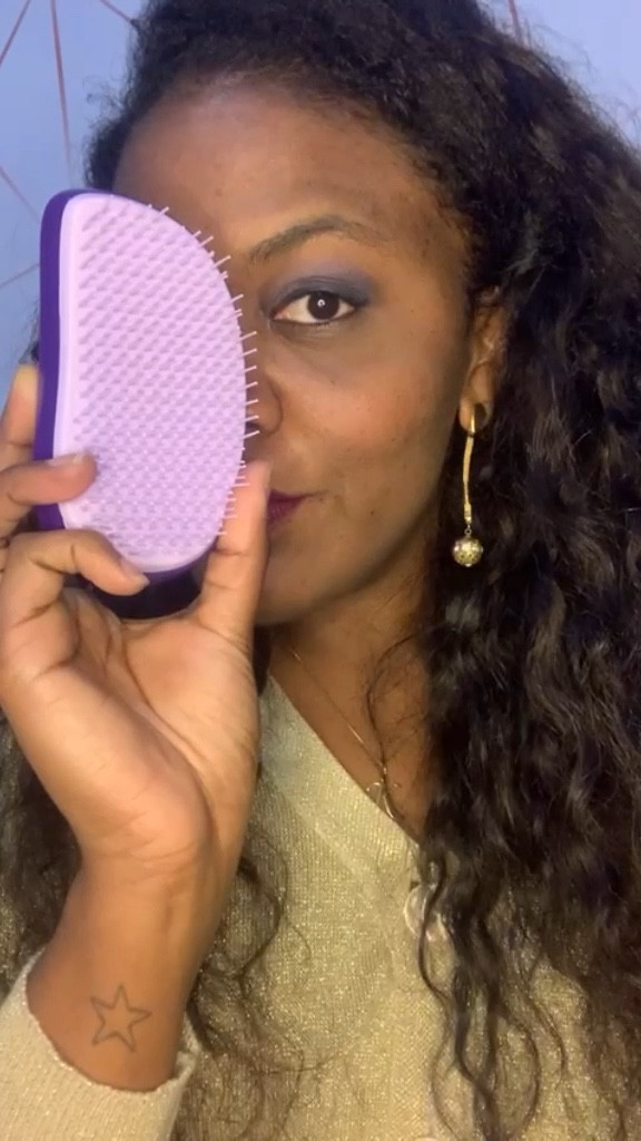 A Salon Elite é a minha escova de cabelo preferido da vida. Ela desembaraça muito bem os fios e sem quebrar 💜

Dica de presente de Natal também. 

#garimpodakelly #beauty #LTKGift #NatalLTK 

#LTKbrasil #LTKbeauty