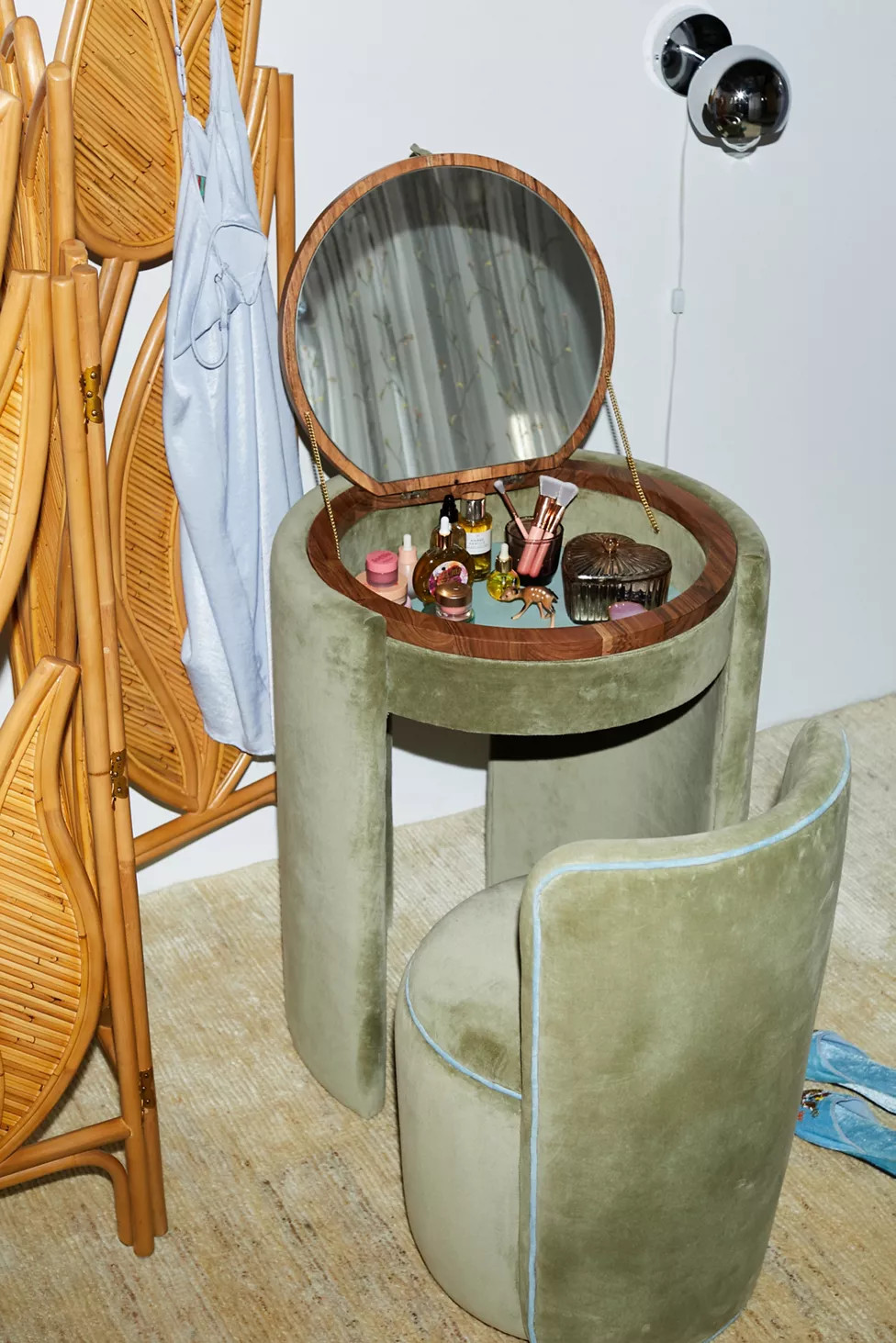 Jane Mirror Vanity & Stool Set | Urban Outfitters (US and RoW)
