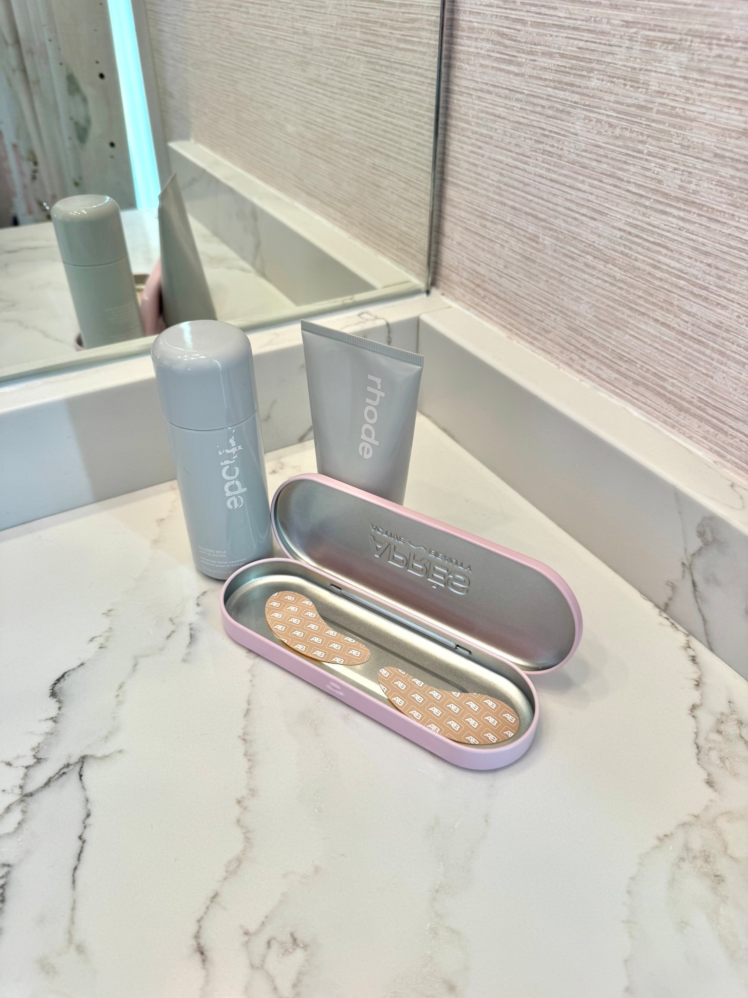 Shop these eye masks from Apres Beauty!!! Use my code OLIVIAALLEN for 20% off and follow this link to the website: https://apresbeauty.co/?ref=fdxdsegc